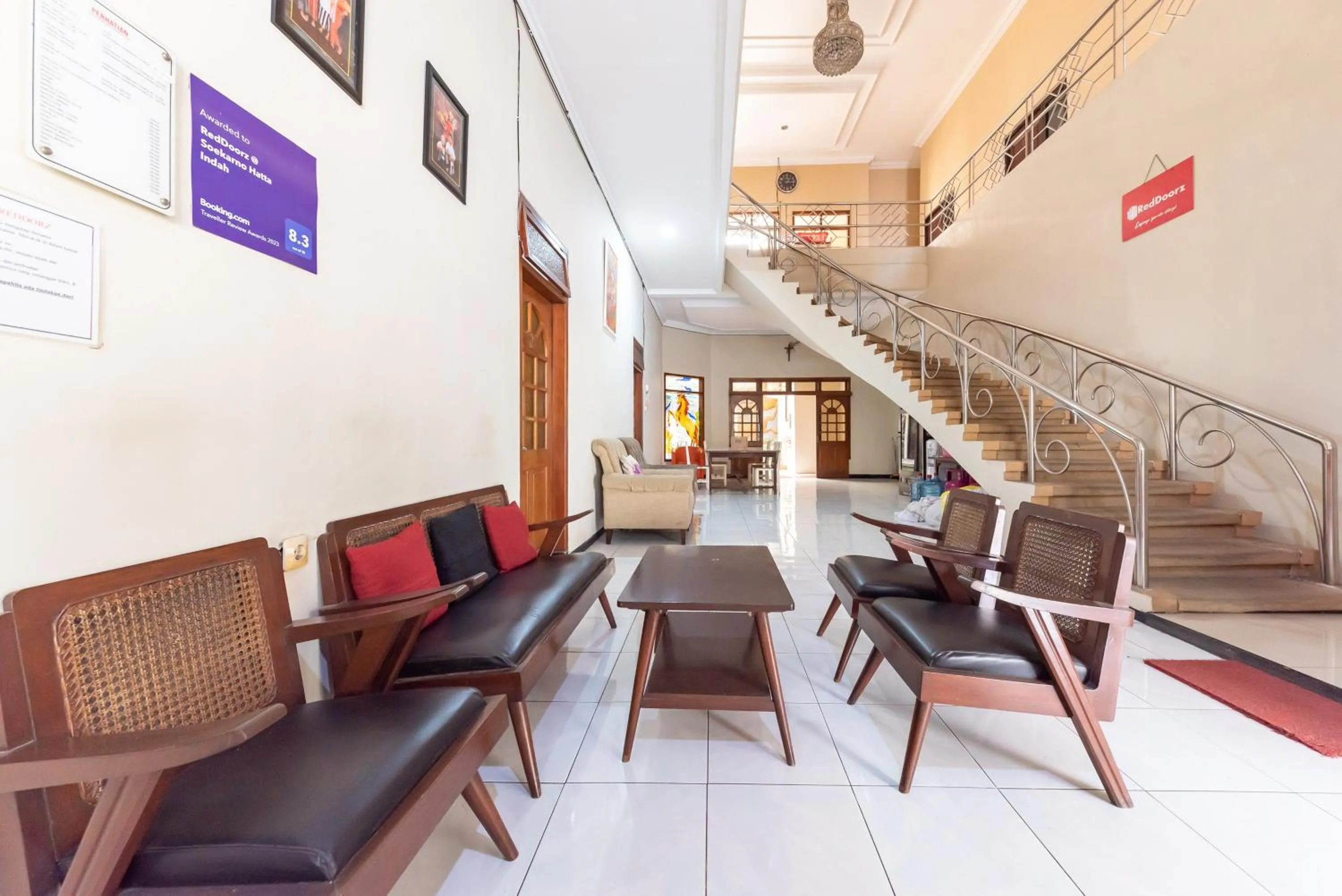 Seating area in RedDoorz @ Soekarno Hatta Indah