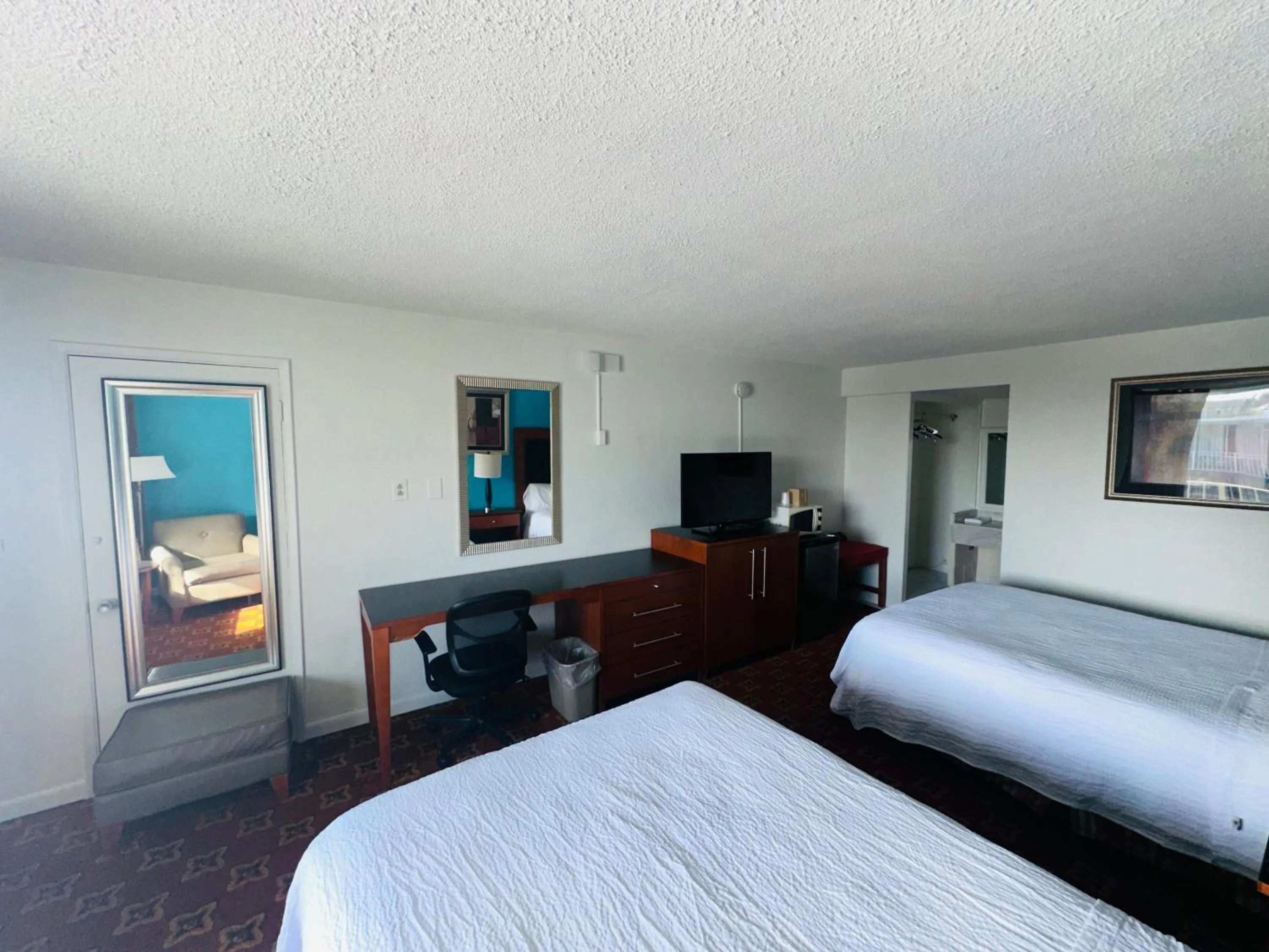 Communal lounge/ TV room in Boca Inn