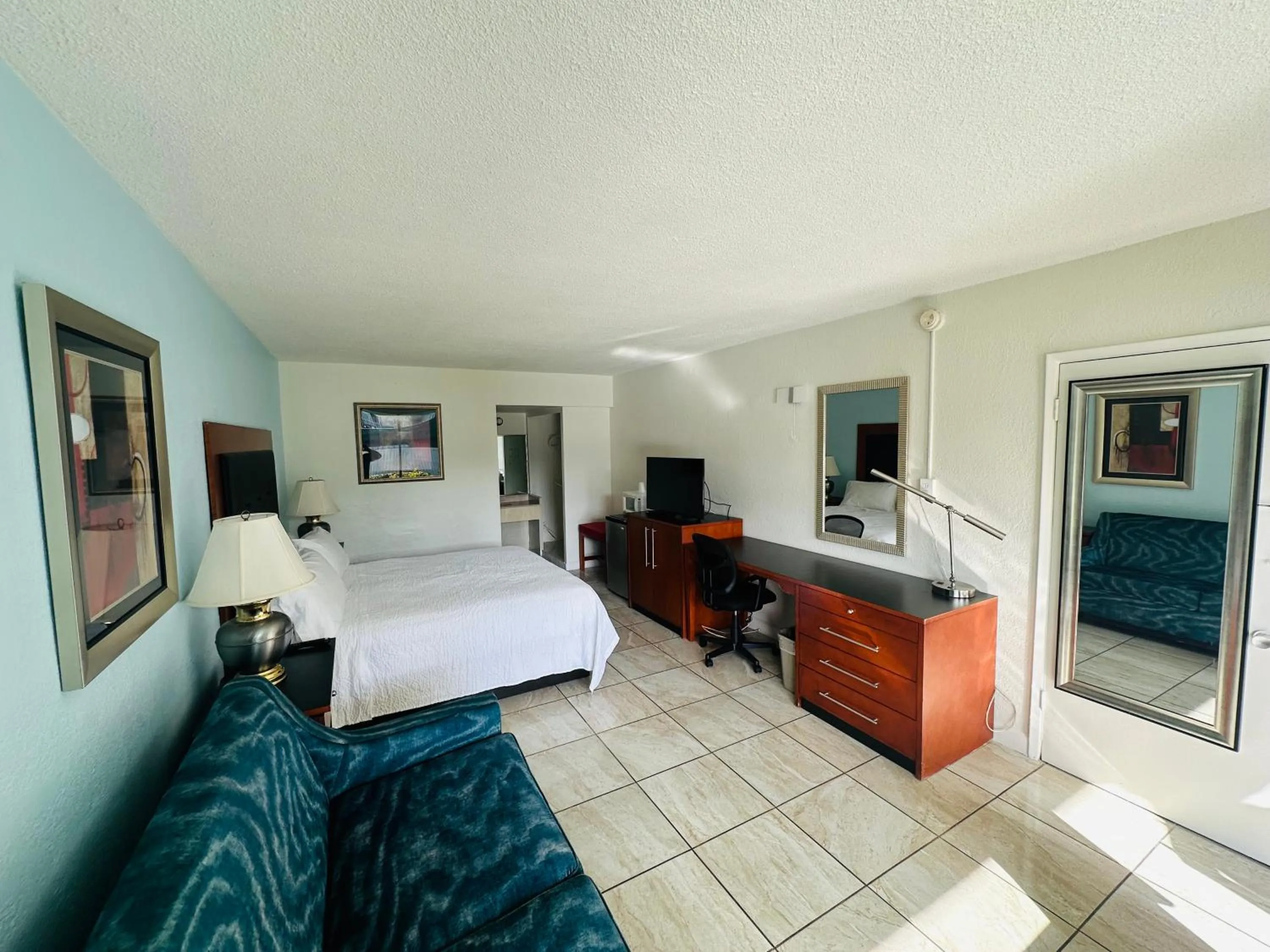 Communal lounge/ TV room in Boca Inn