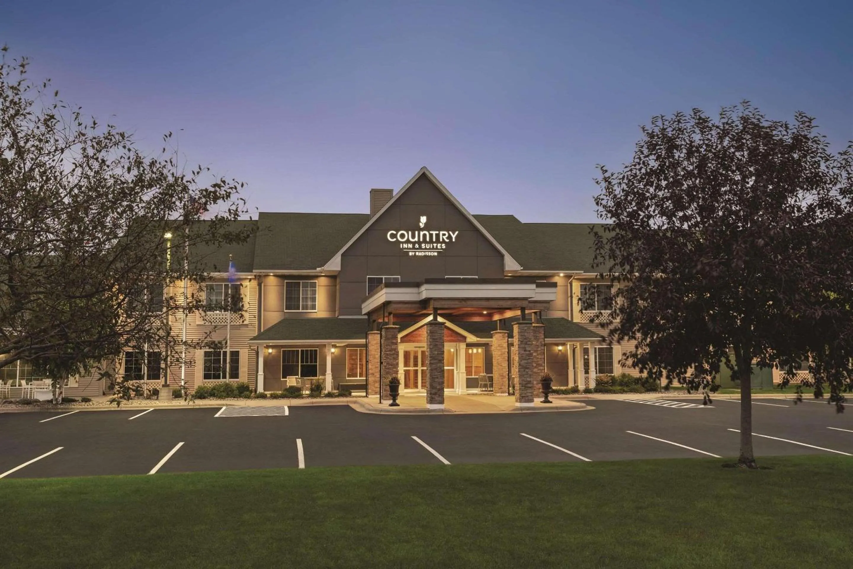 Property building in Country Inn & Suites by Radisson, Willmar, MN