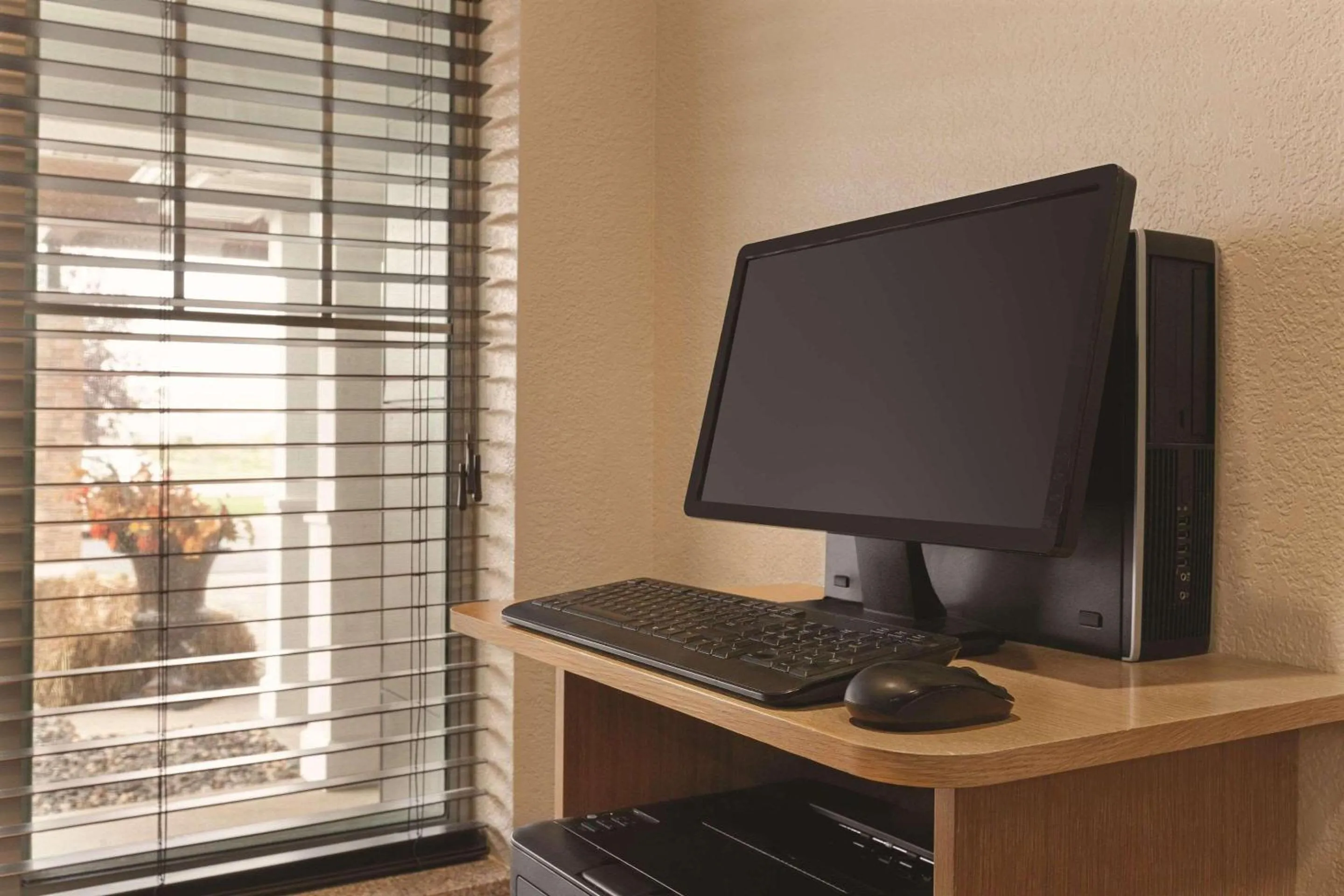 Business facilities in Country Inn & Suites by Radisson, Willmar, MN