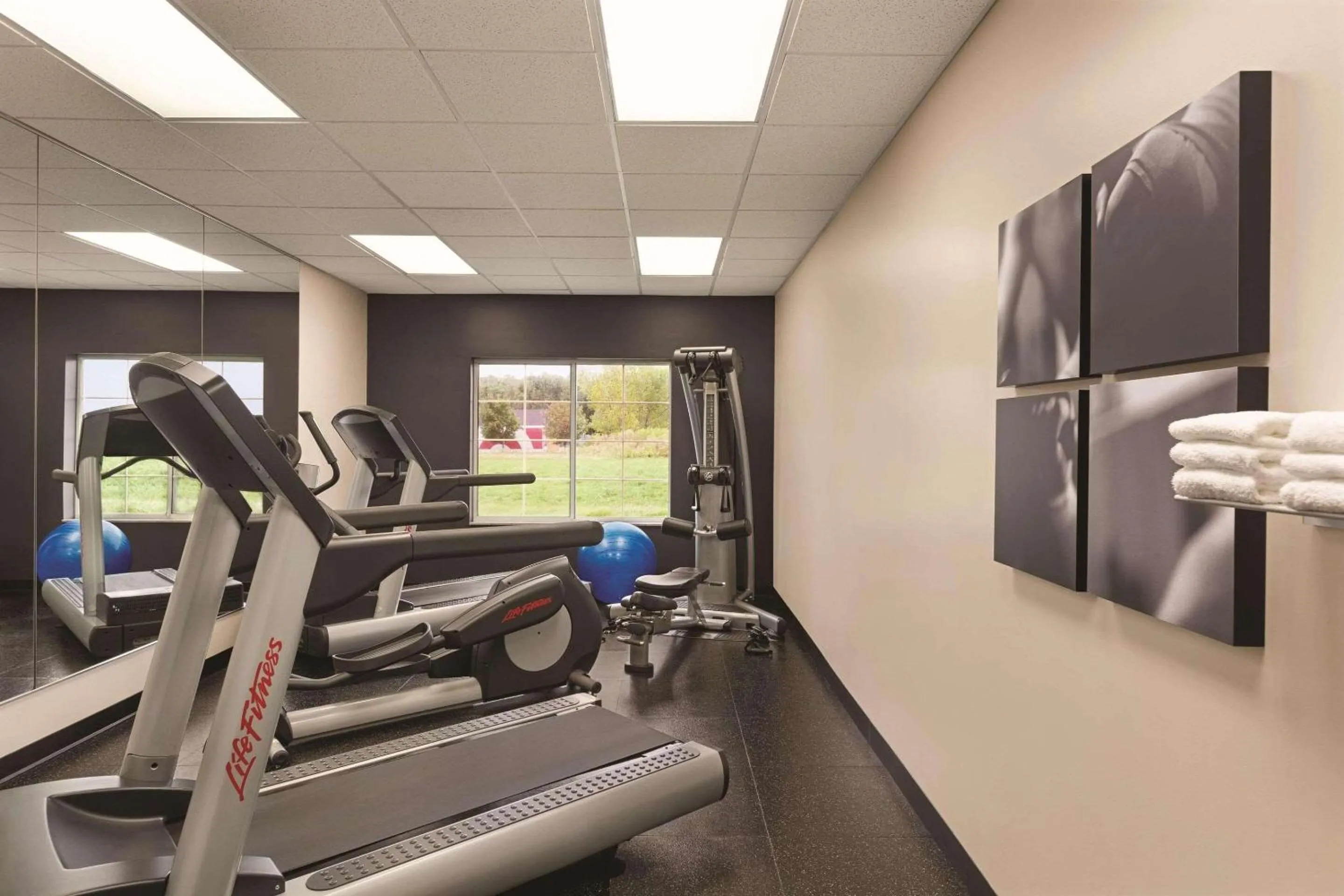 Fitness centre/facilities in Country Inn & Suites by Radisson, Willmar, MN