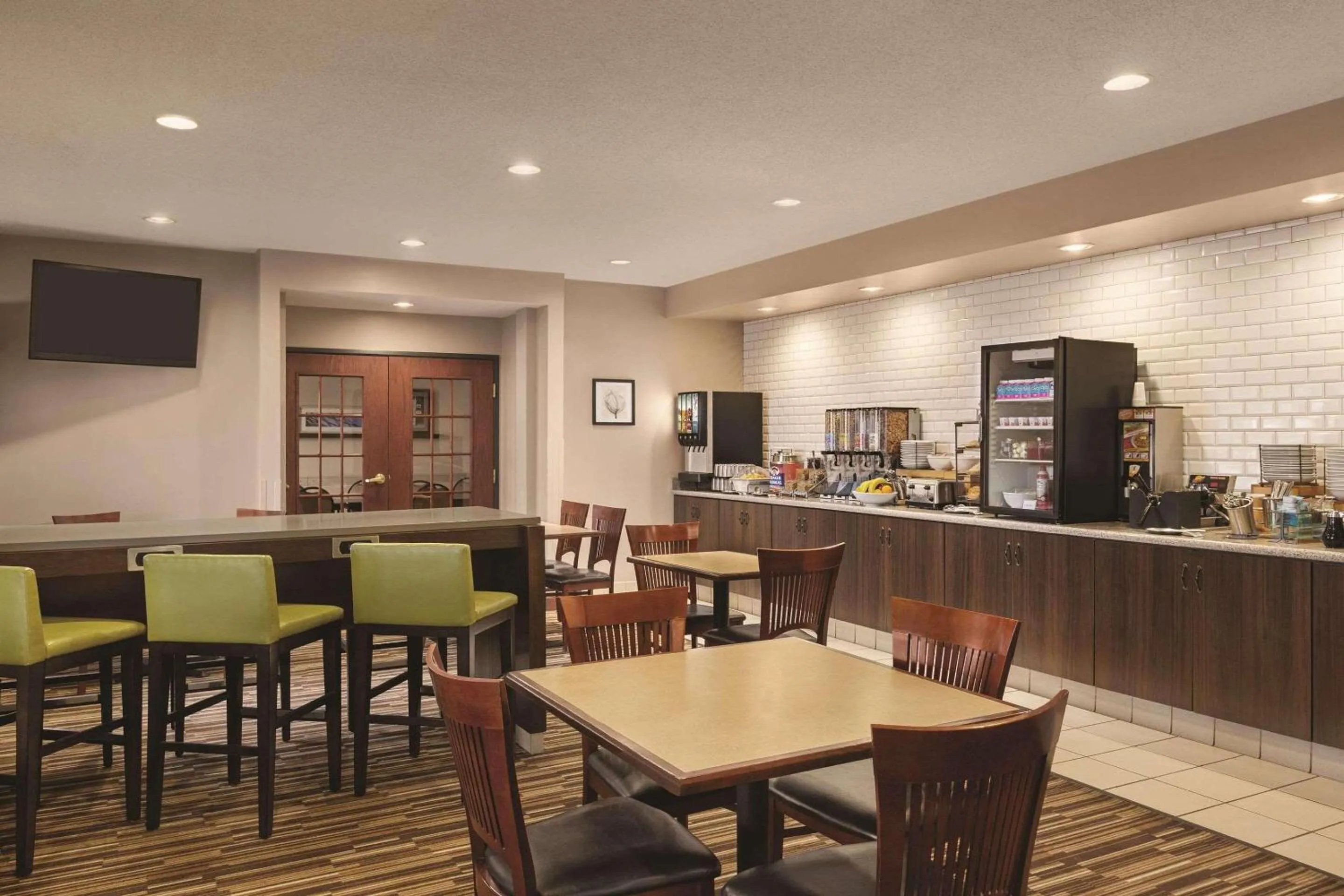 Breakfast in Country Inn & Suites by Radisson, Willmar, MN
