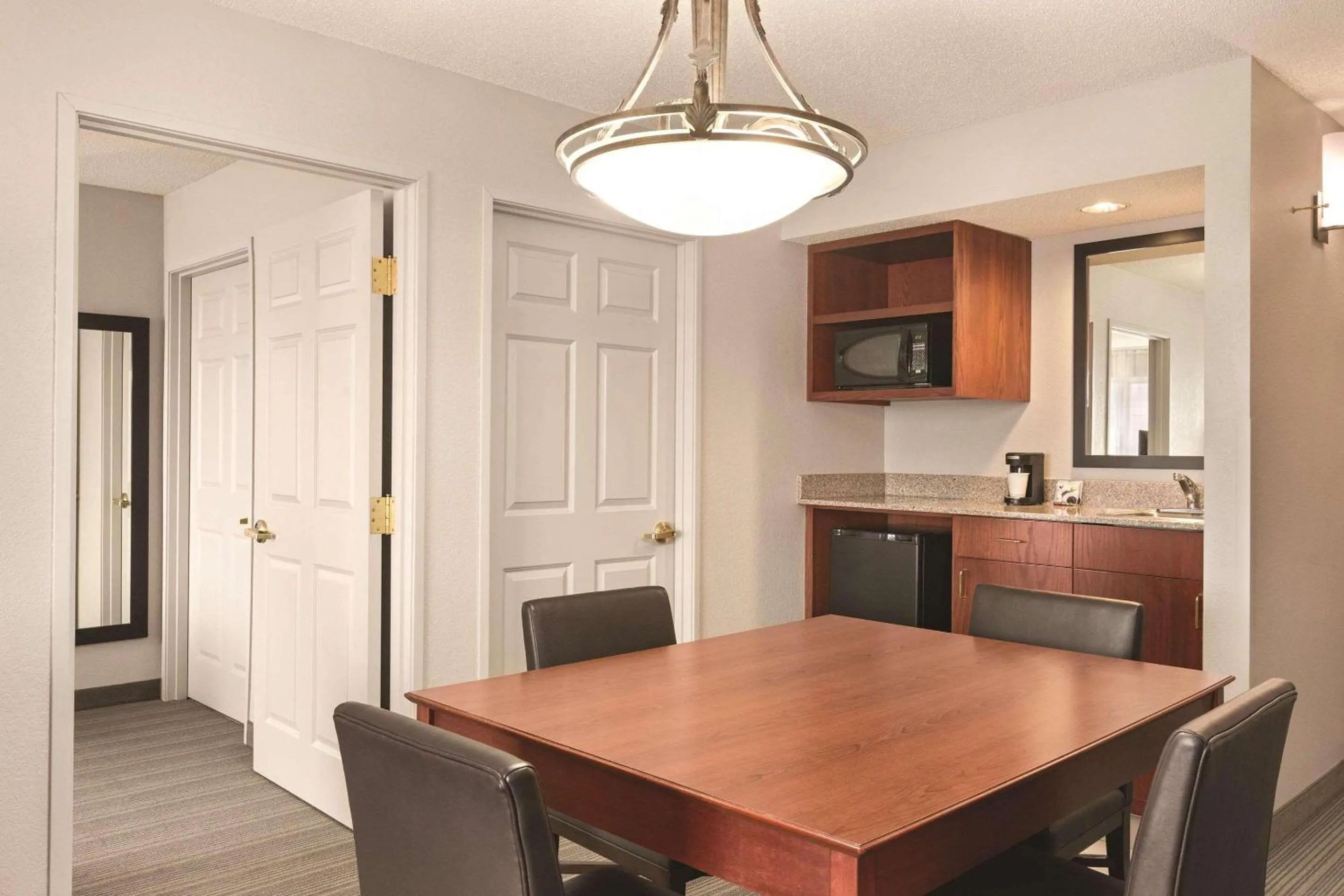 Bedroom in Country Inn & Suites by Radisson, Willmar, MN