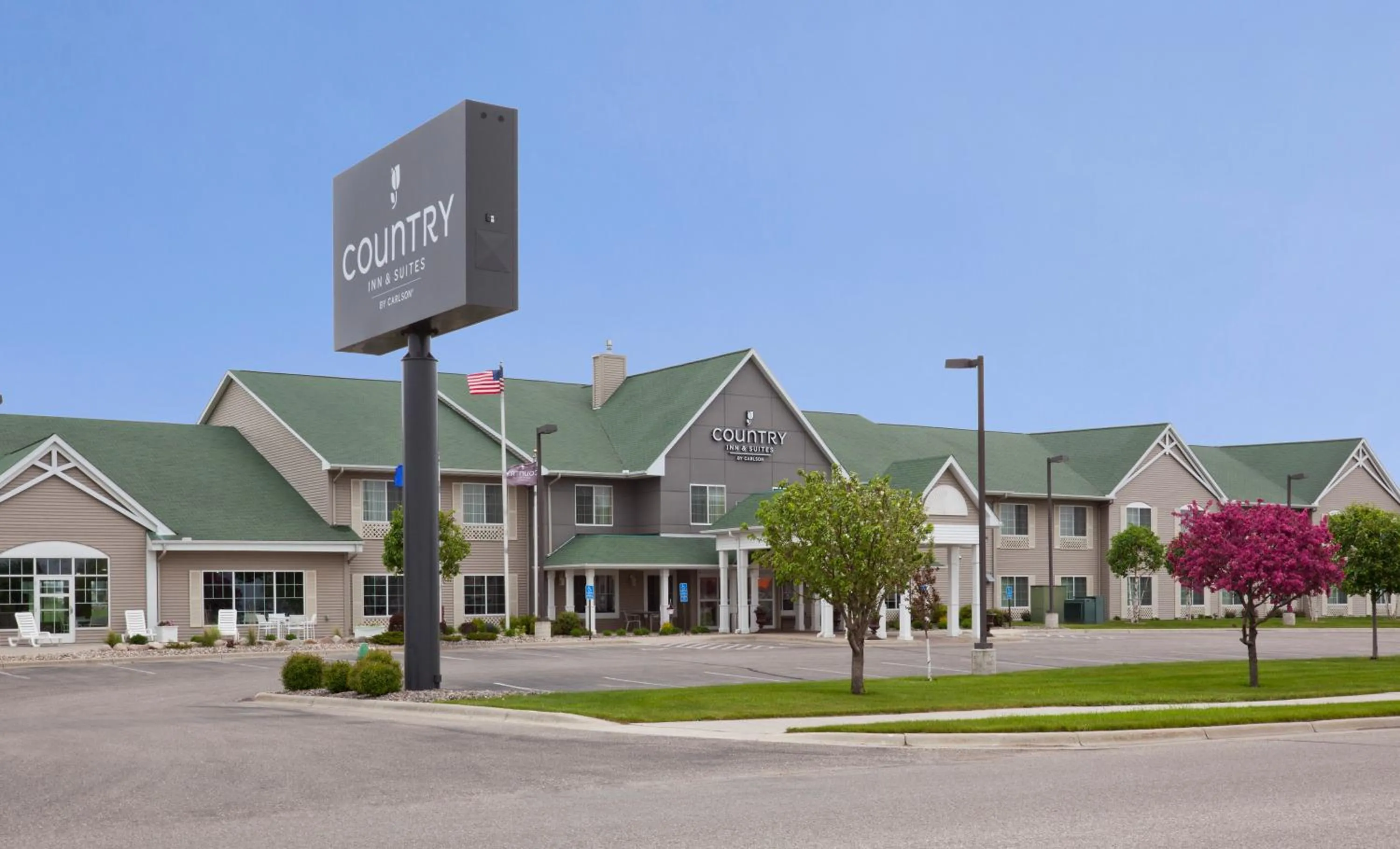 Facade/entrance in Country Inn & Suites by Radisson, Willmar, MN