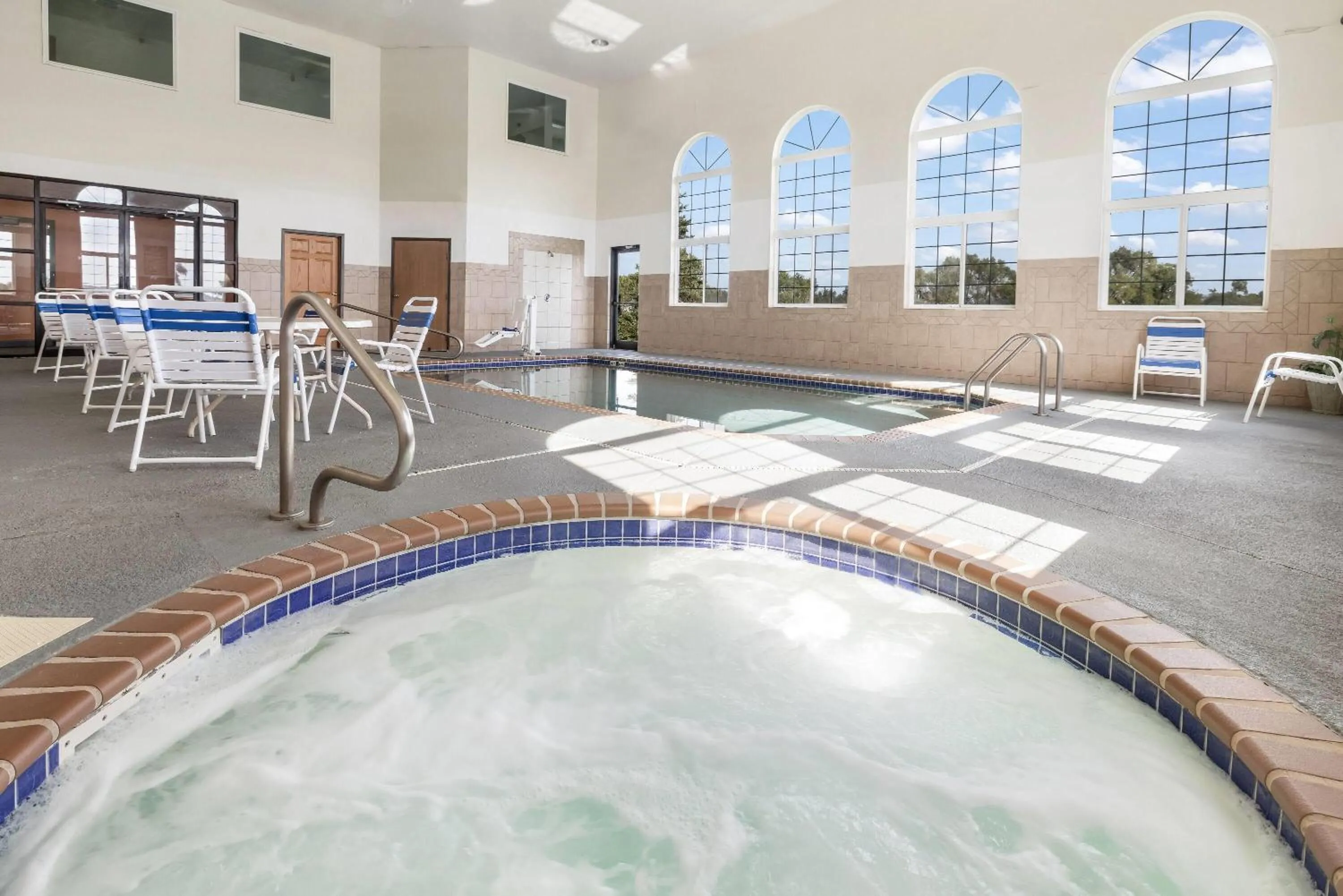 Hot Tub in Howard Johnson by Wyndham Oacoma Hotel & Suites