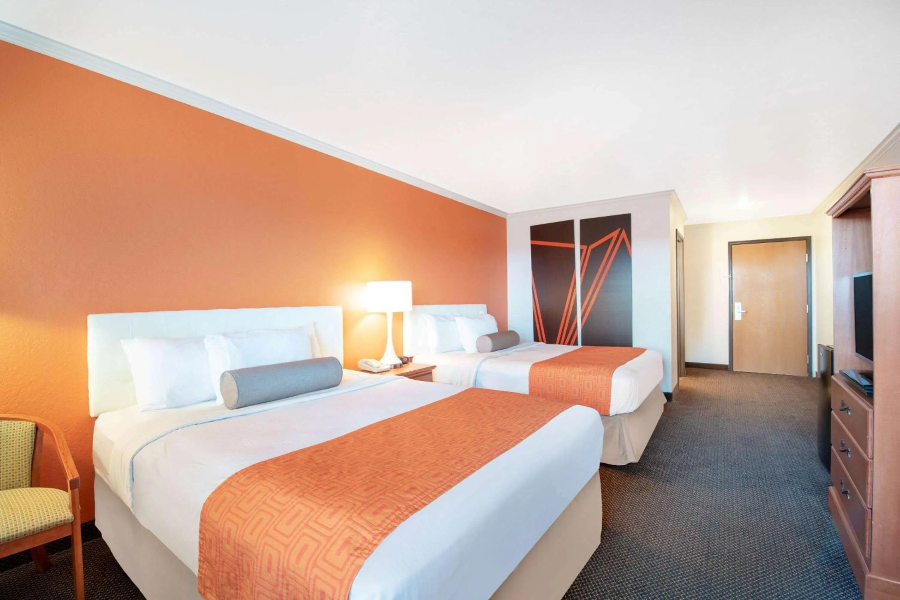 Queen Room with Two Queen Beds - Mobility Access/Non-Smoking in Howard Johnson by Wyndham Oacoma Hotel & Suites