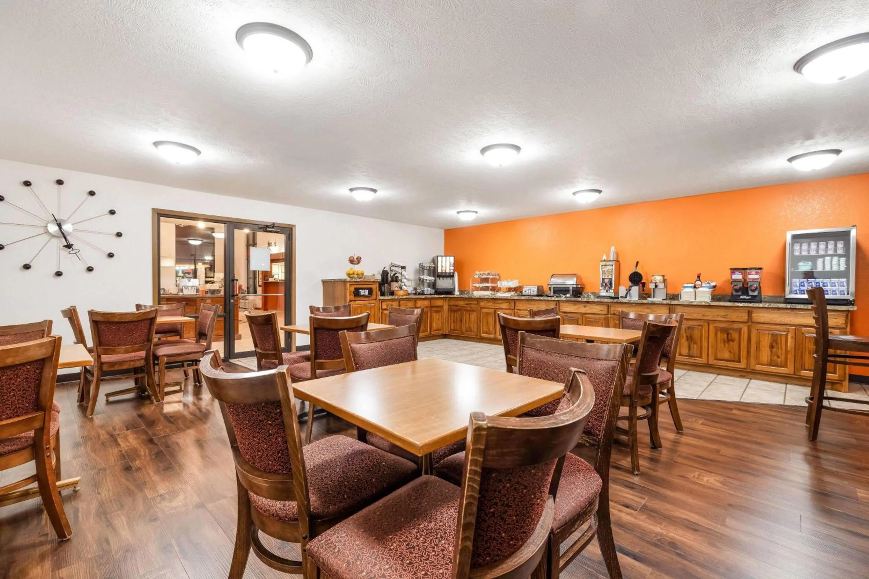 Restaurant/places to eat in Howard Johnson by Wyndham Oacoma Hotel & Suites