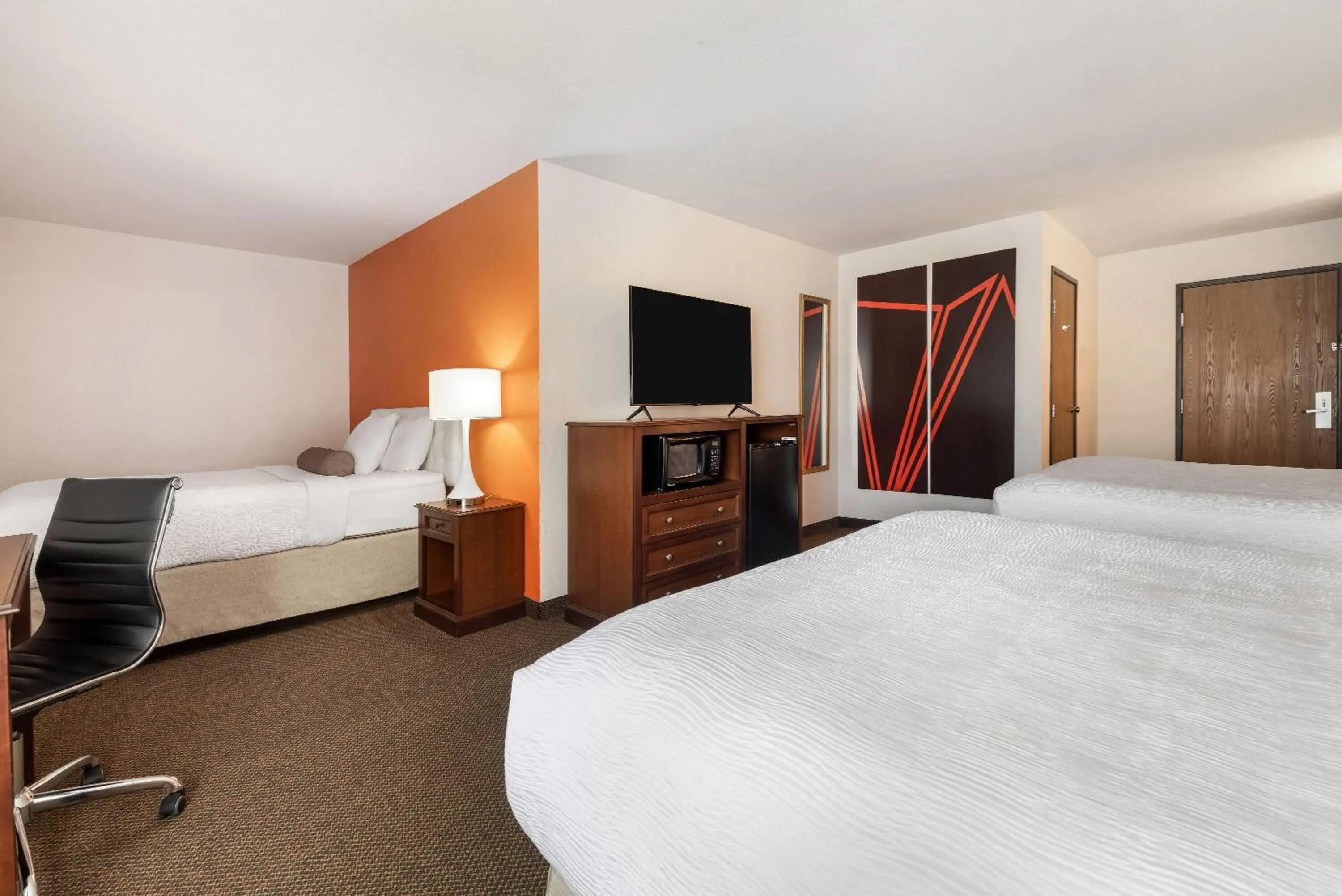 Photo of the whole room, Bed in Howard Johnson by Wyndham Oacoma Hotel & Suites