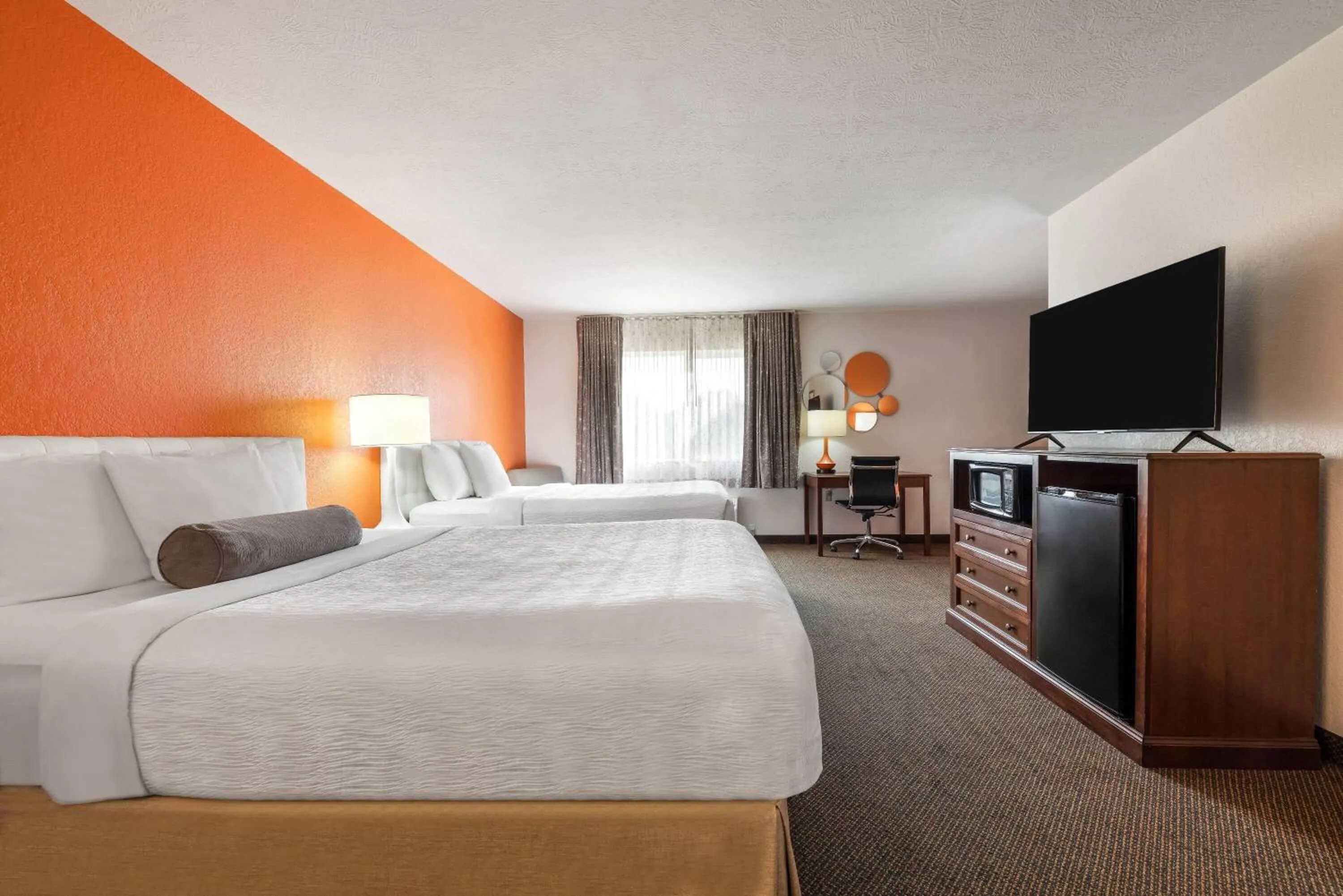 Photo of the whole room, Bed in Howard Johnson by Wyndham Oacoma Hotel & Suites