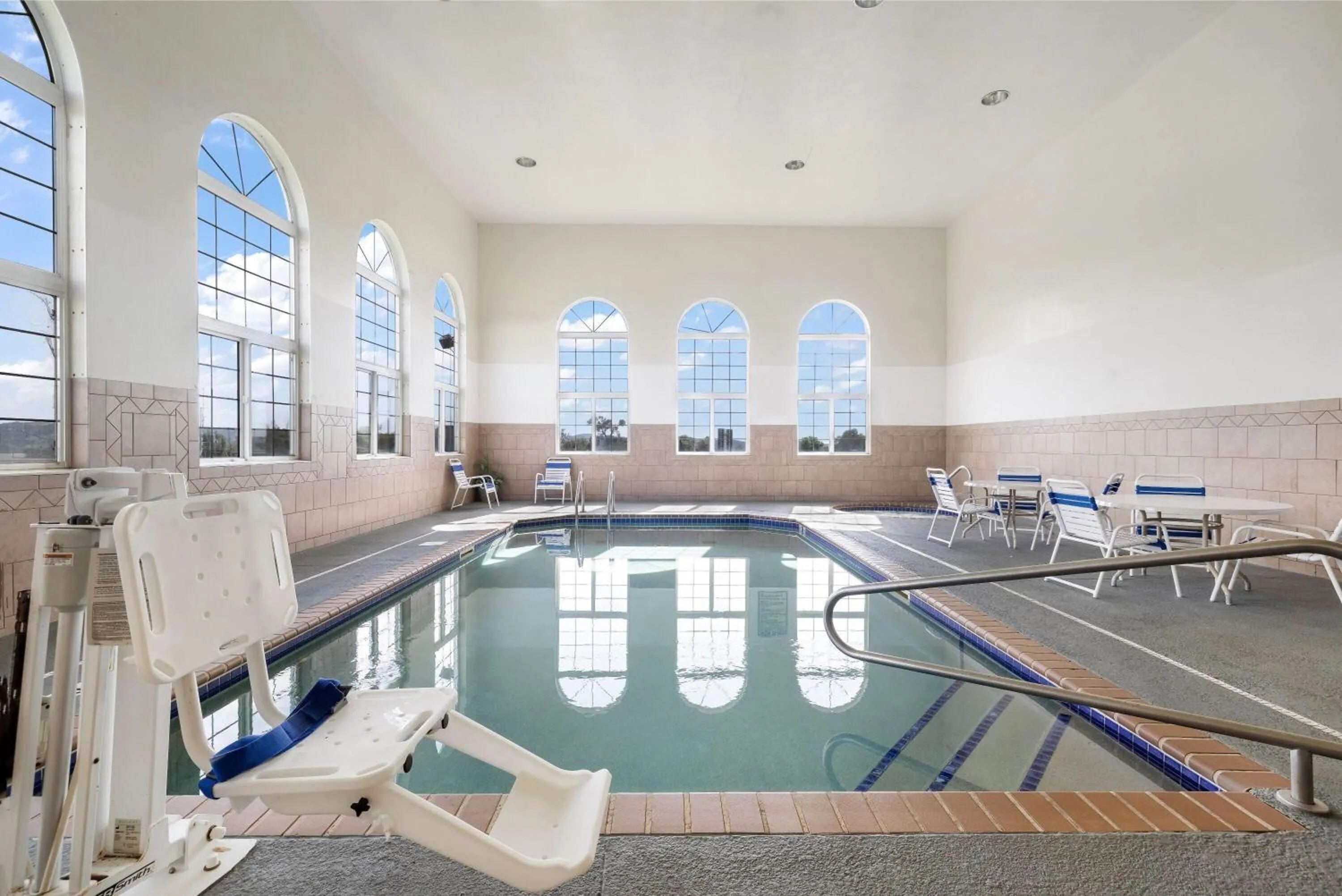 Swimming pool in Howard Johnson by Wyndham Oacoma Hotel & Suites