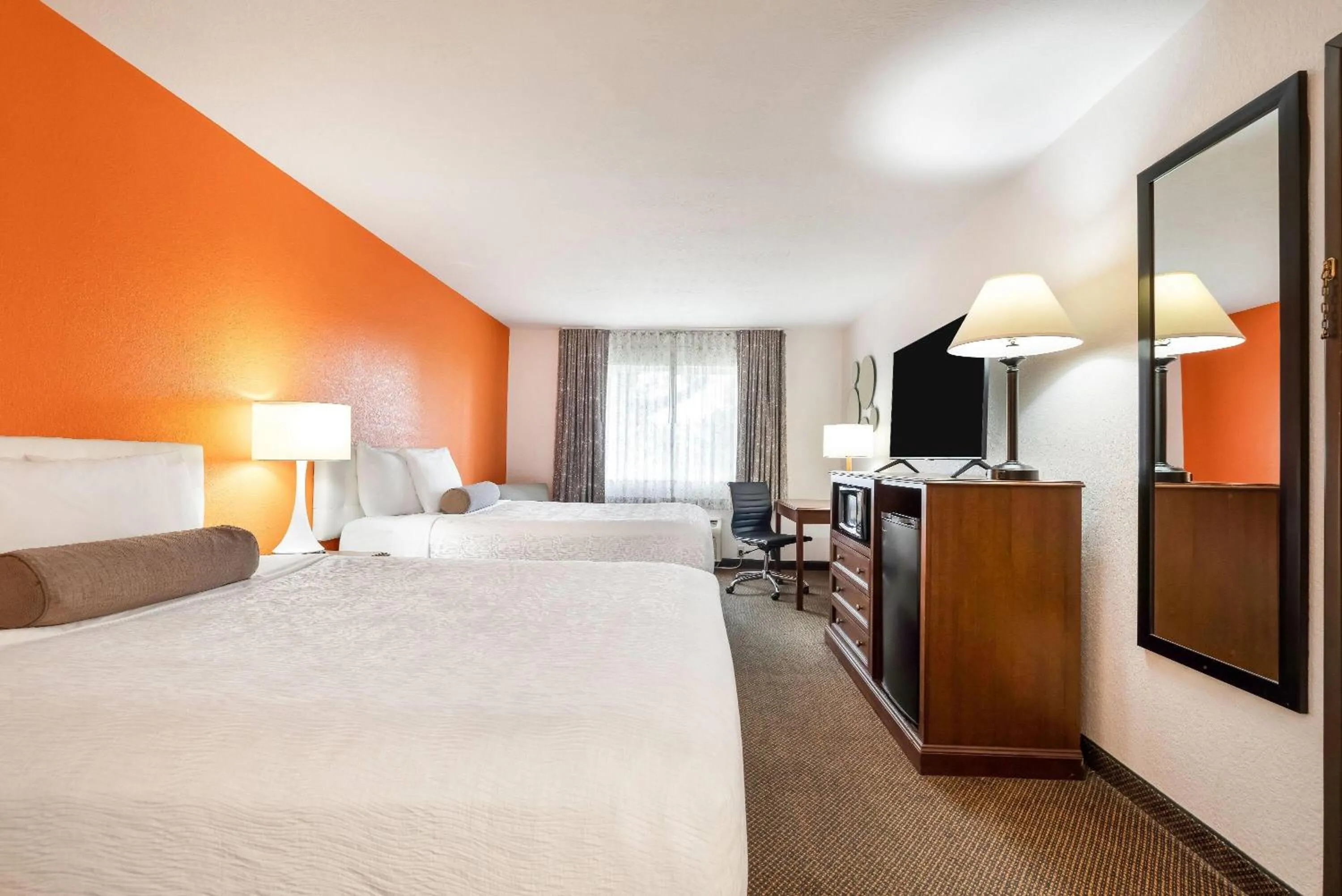 Bed in Howard Johnson by Wyndham Oacoma Hotel & Suites