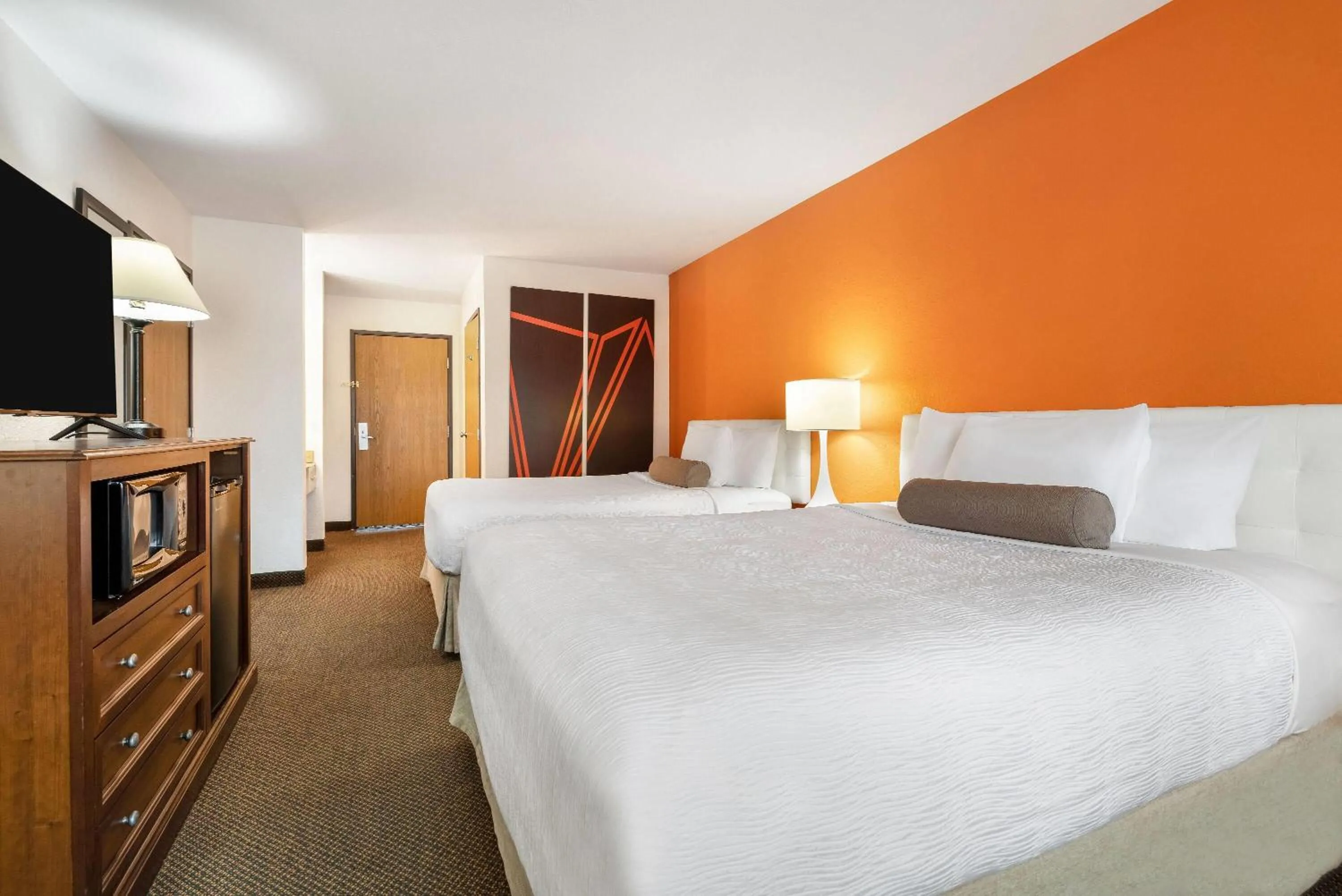 Bed in Howard Johnson by Wyndham Oacoma Hotel & Suites