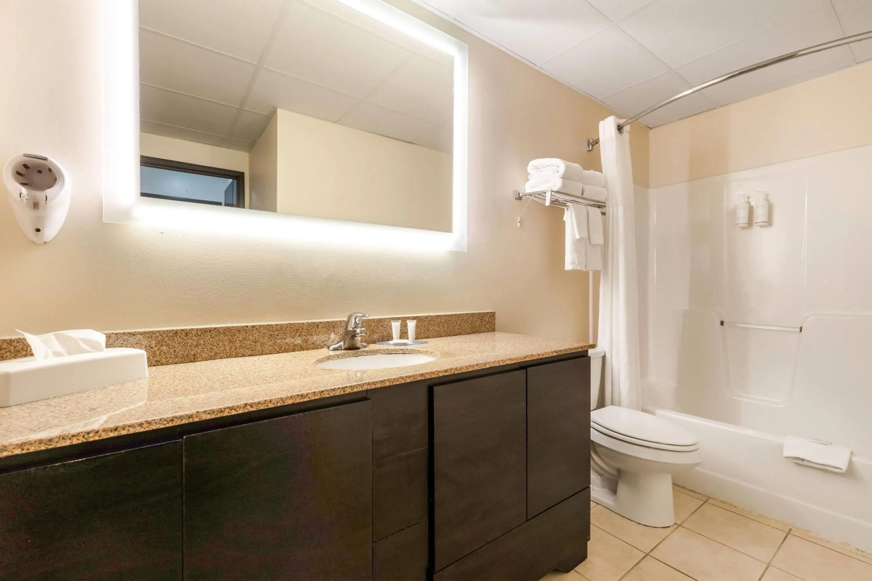 Bathroom in Howard Johnson by Wyndham Oacoma Hotel & Suites