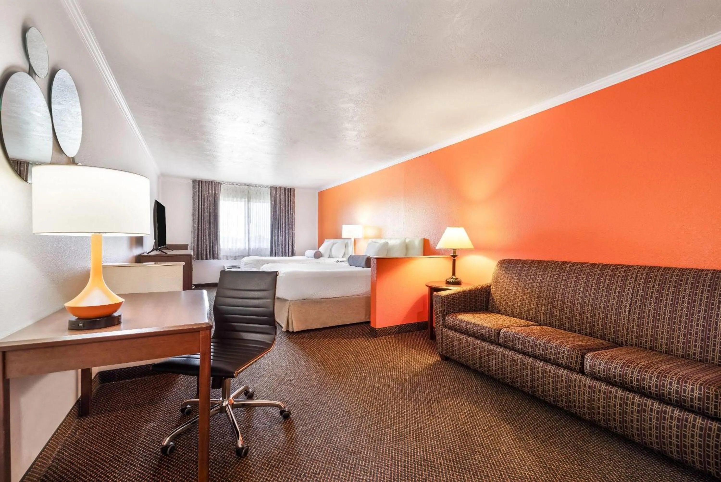 Photo of the whole room in Howard Johnson by Wyndham Oacoma Hotel & Suites