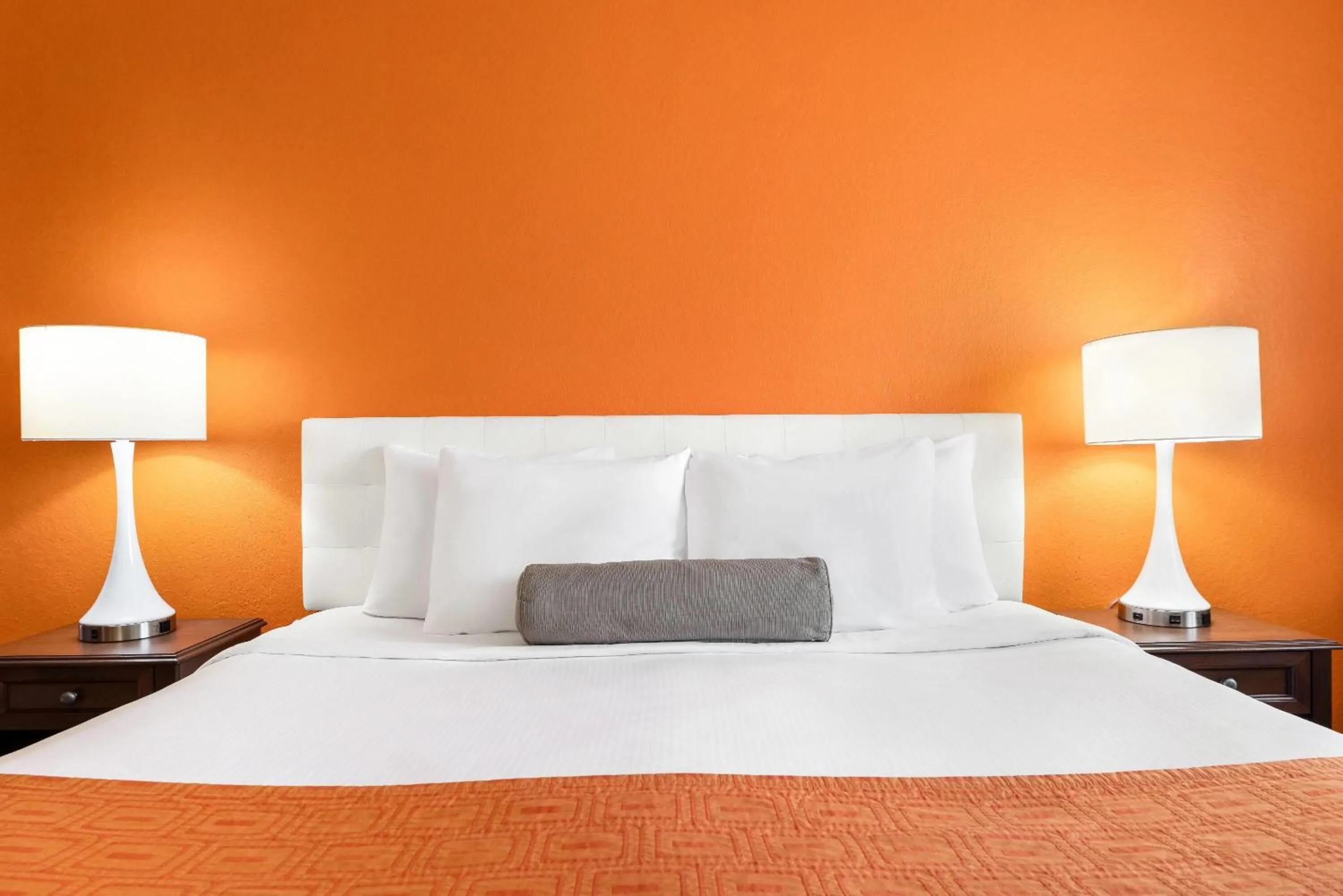Bed in Howard Johnson by Wyndham Oacoma Hotel & Suites