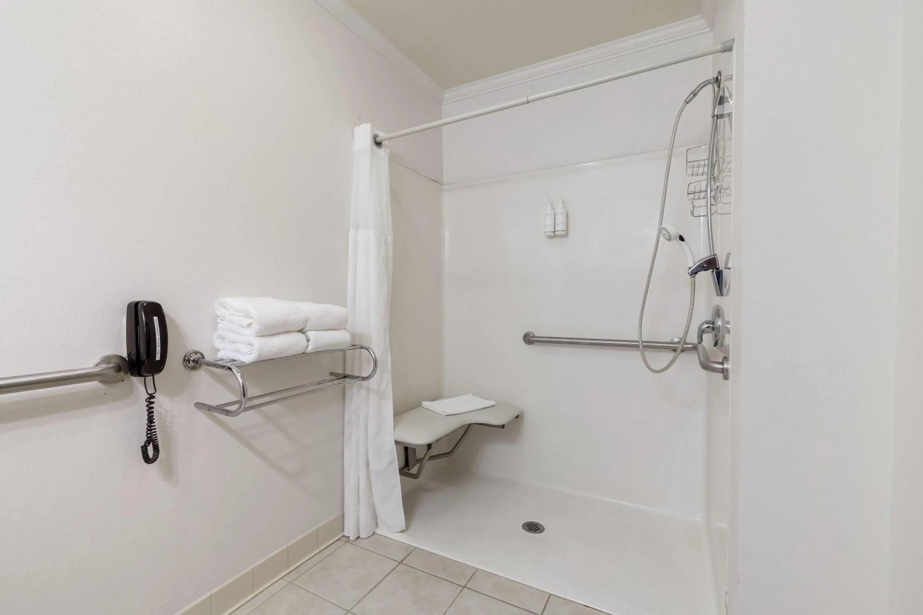 Shower in Howard Johnson by Wyndham Oacoma Hotel & Suites