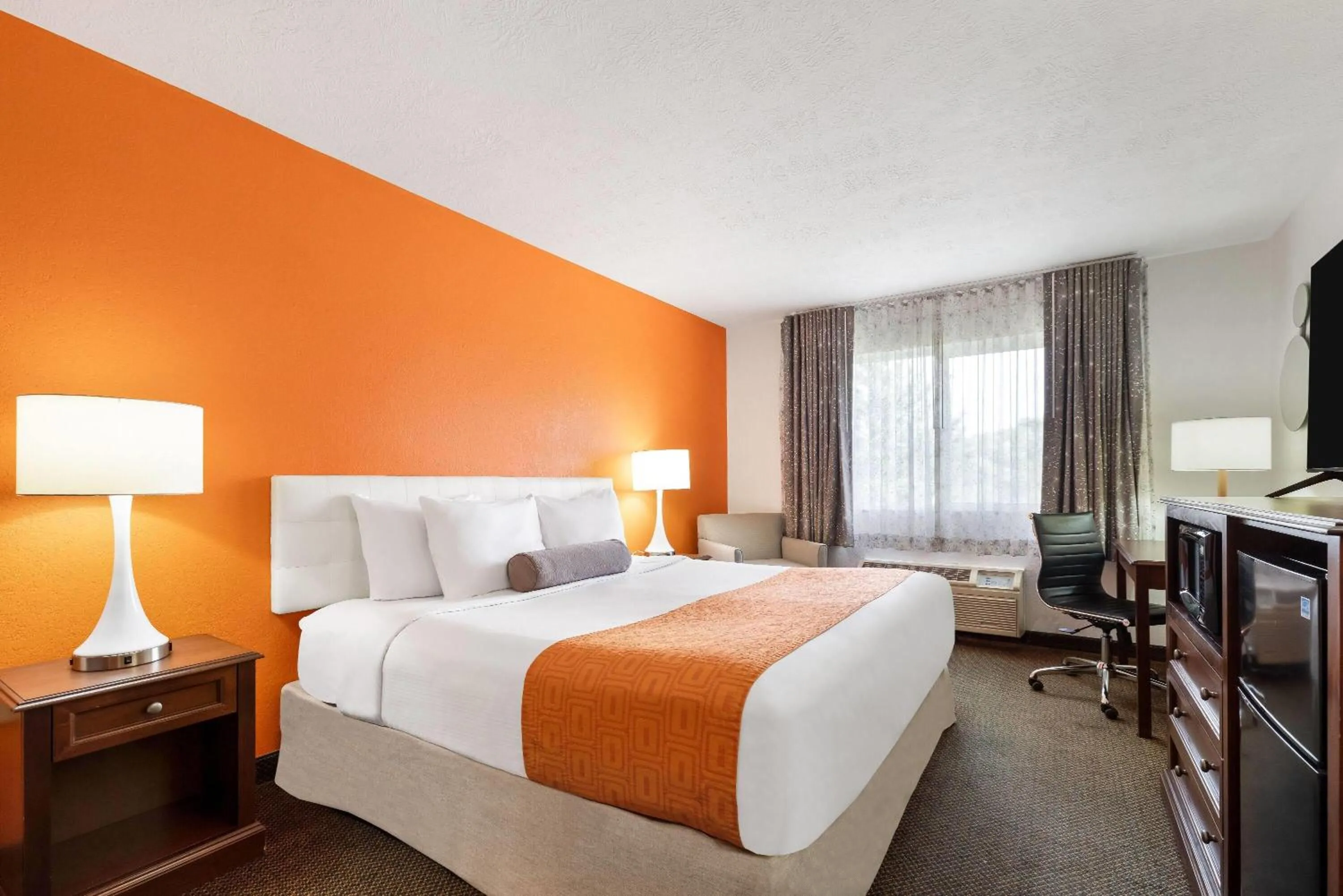 Bed in Howard Johnson by Wyndham Oacoma Hotel & Suites