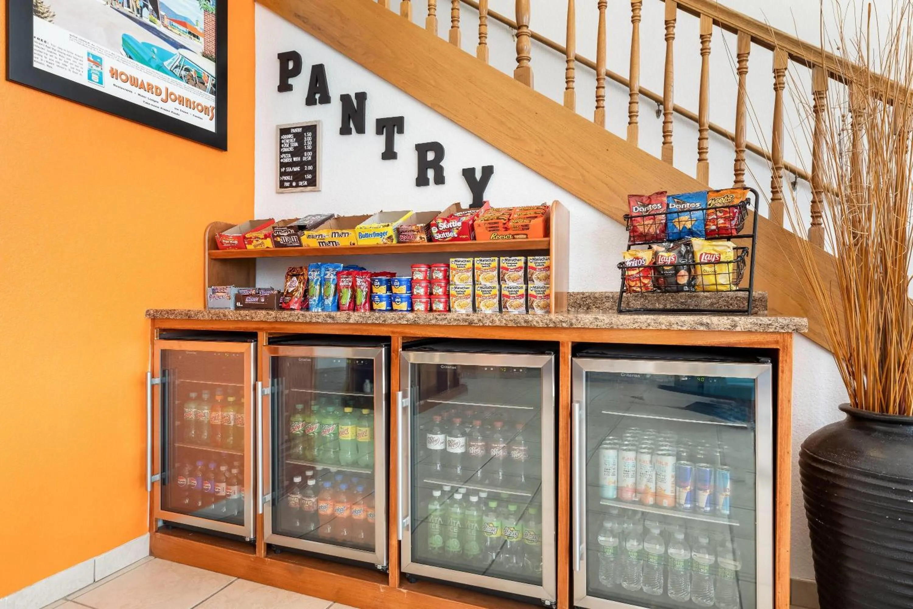 Food and drinks in Howard Johnson by Wyndham Oacoma Hotel & Suites