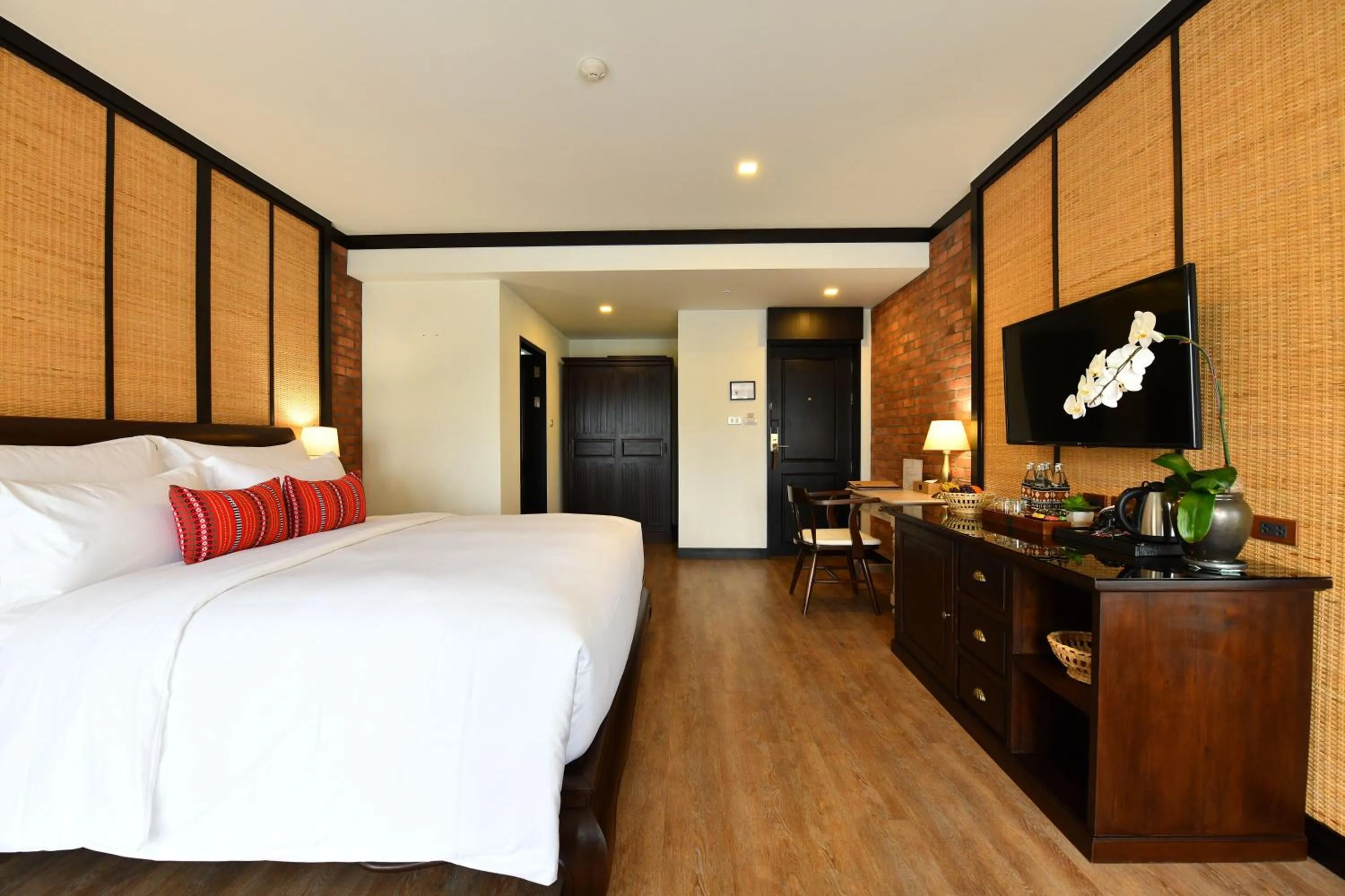 Photo of the whole room, Bed in El Barrio Lanna