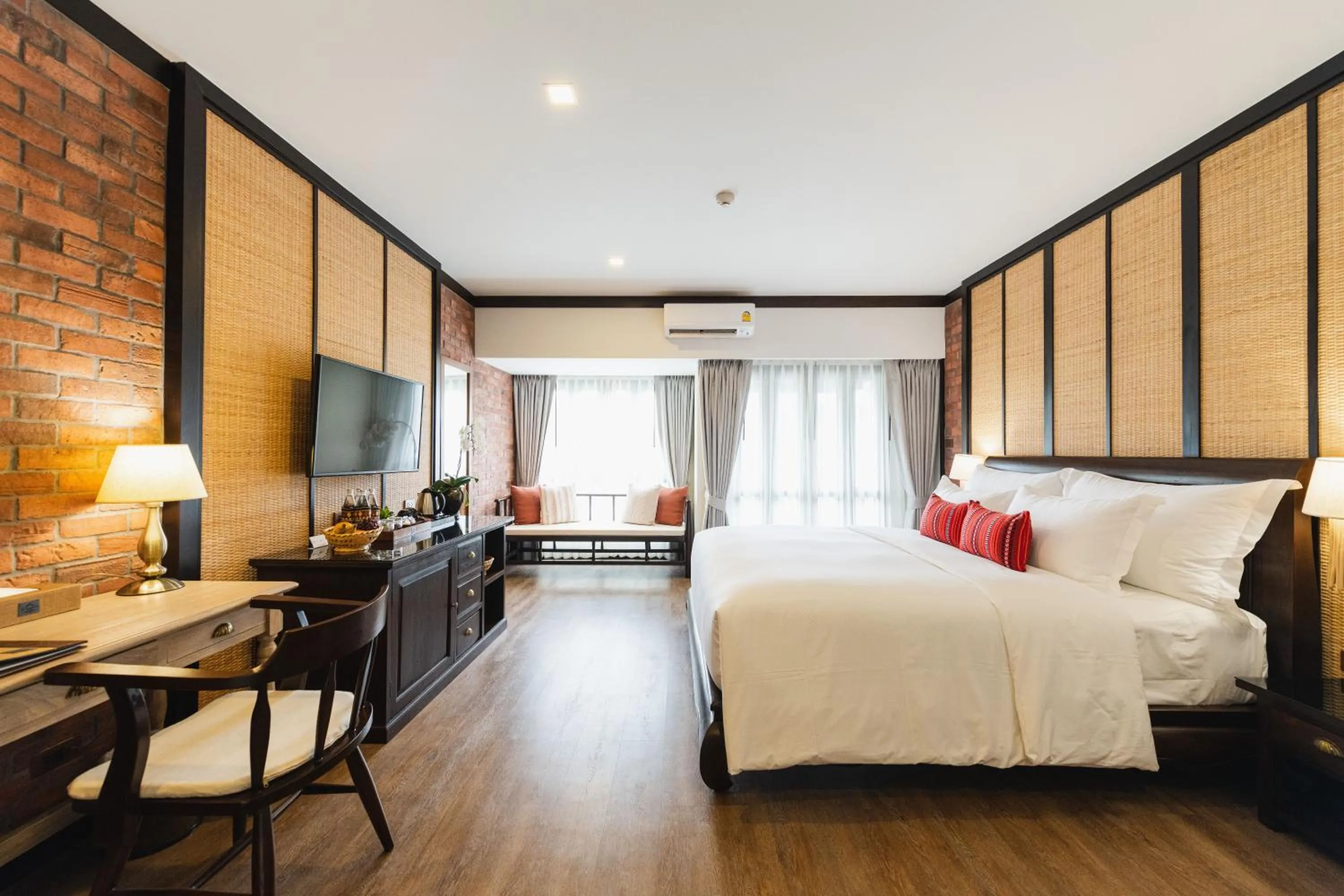 Photo of the whole room, Bed in El Barrio Lanna