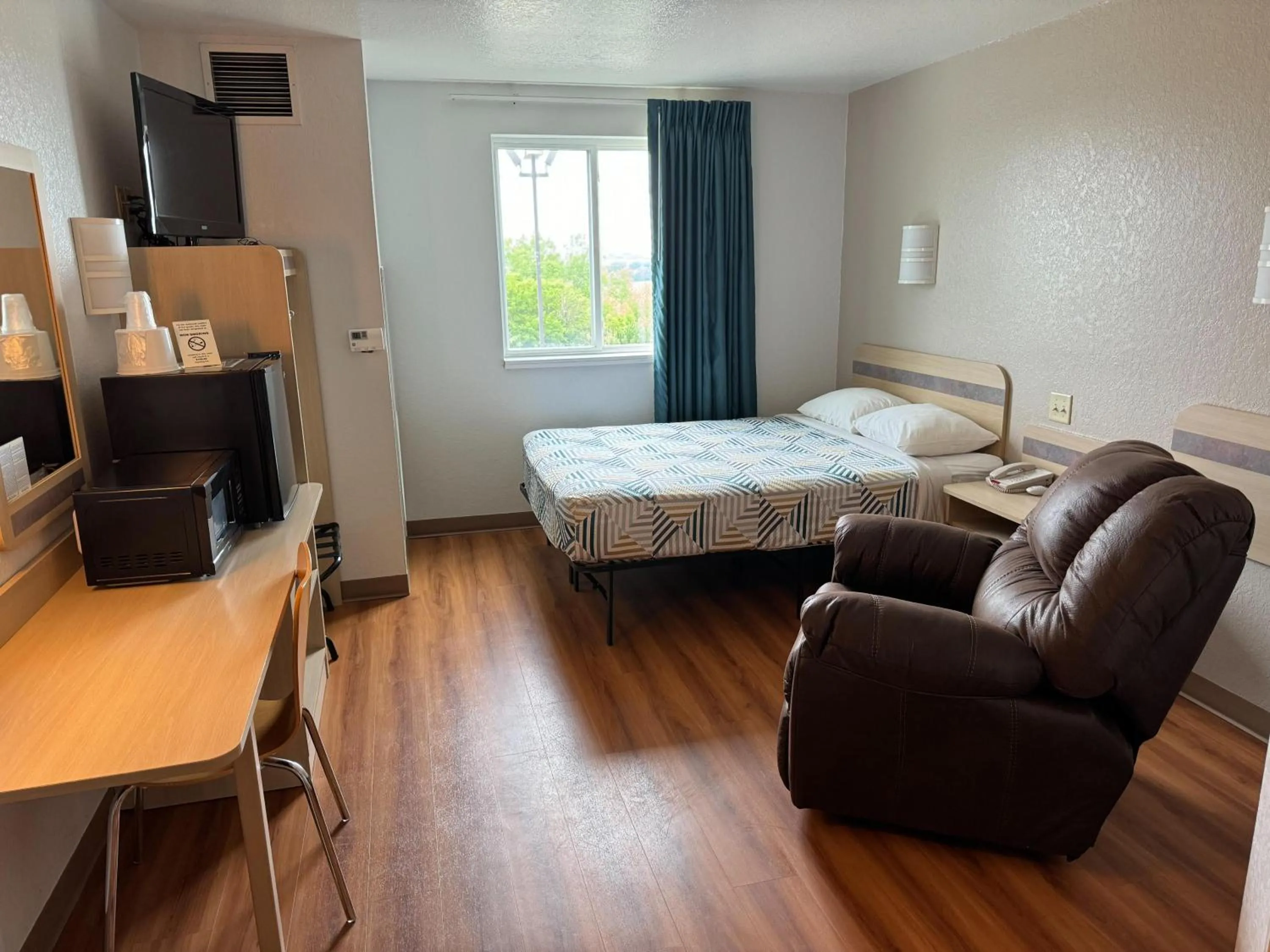 Bed in Motel 6-Avoca, IA