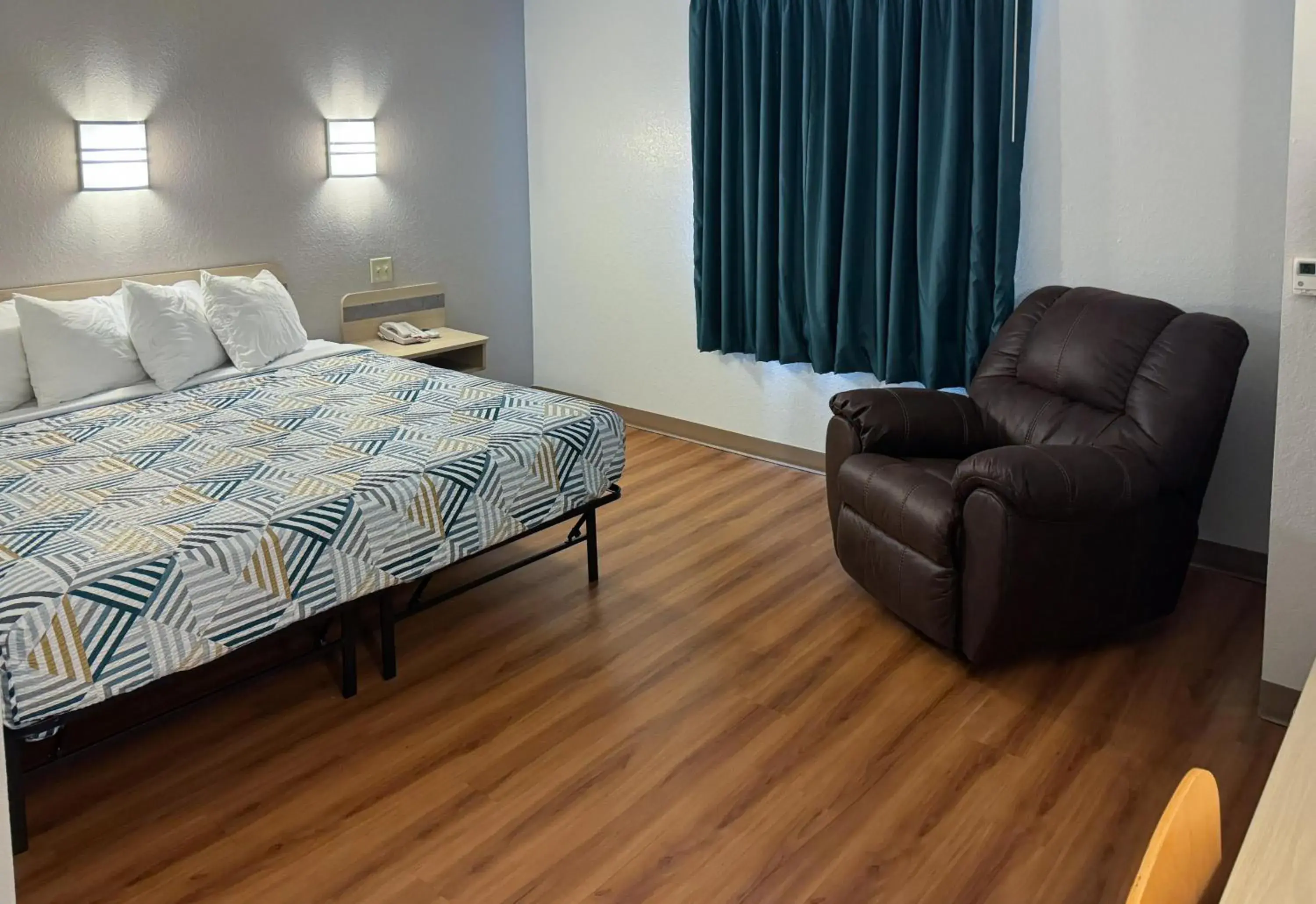 Queen Room - Non-Smoking in Motel 6-Avoca, IA Queen Room - Non-Smoking in Motel 6-Avoca, IA