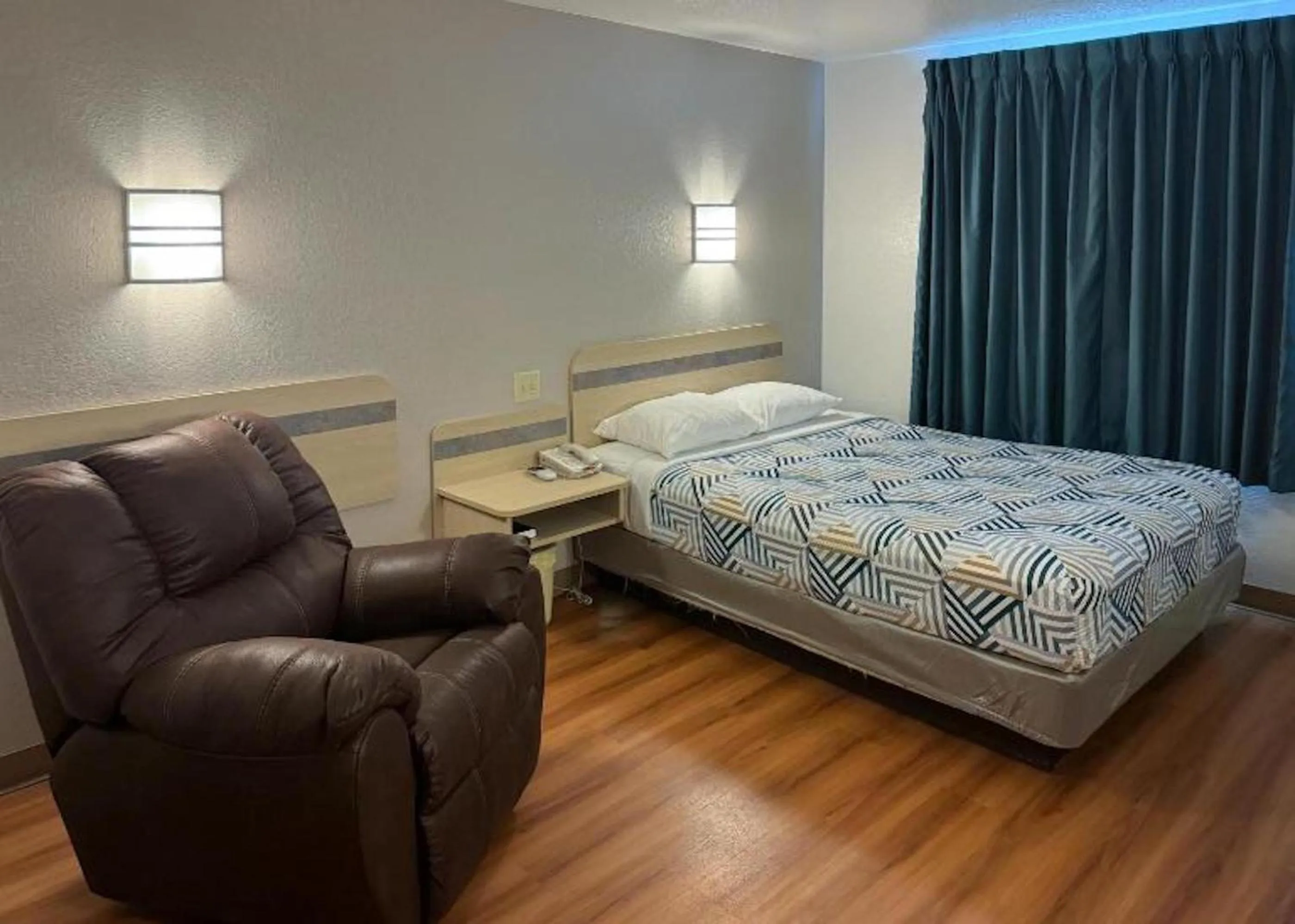 Bed in Motel 6-Avoca, IA