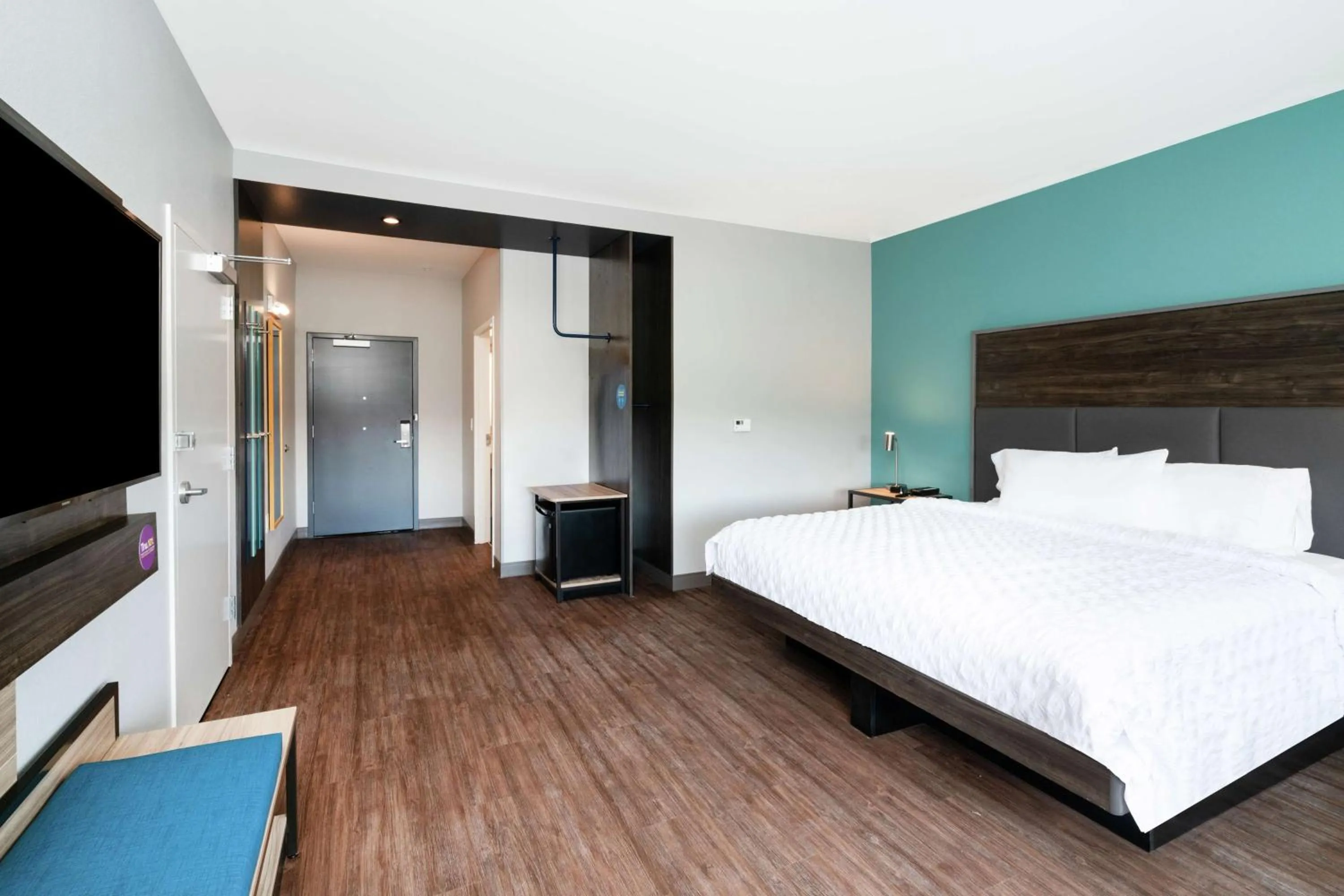 Bedroom, Bed in Tru By Hilton Greenville