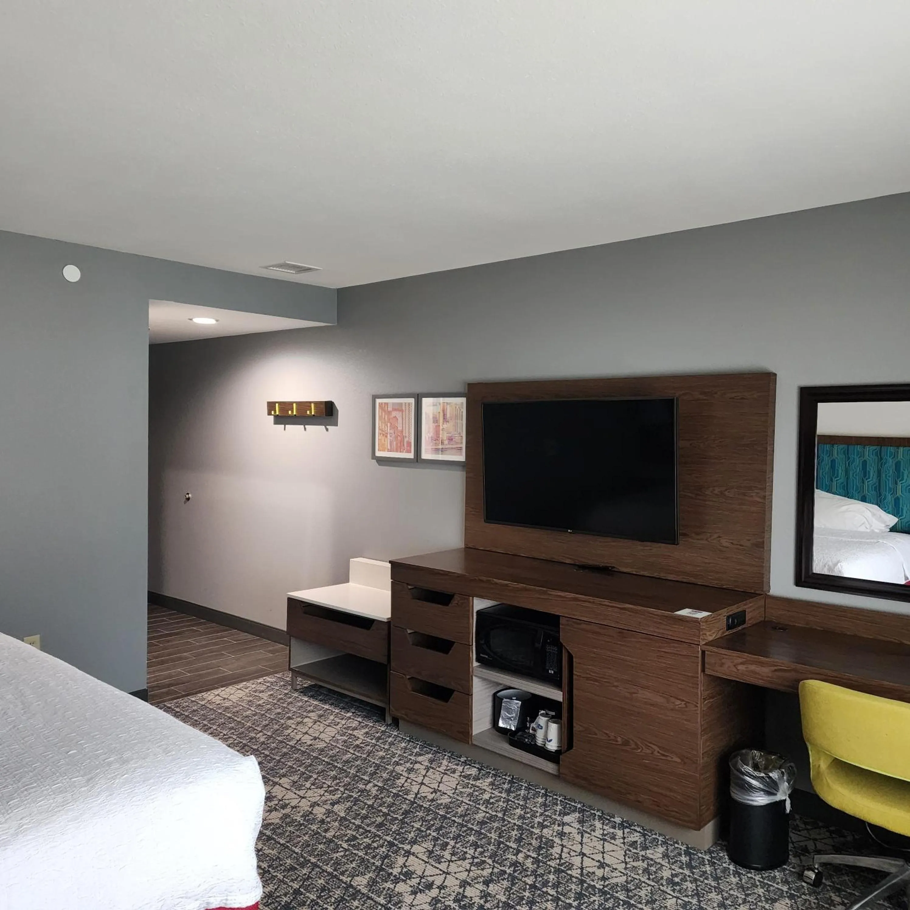 TV and multimedia, Bed in Hampton Inn & Suites Pittsburgh New Stanton PA
