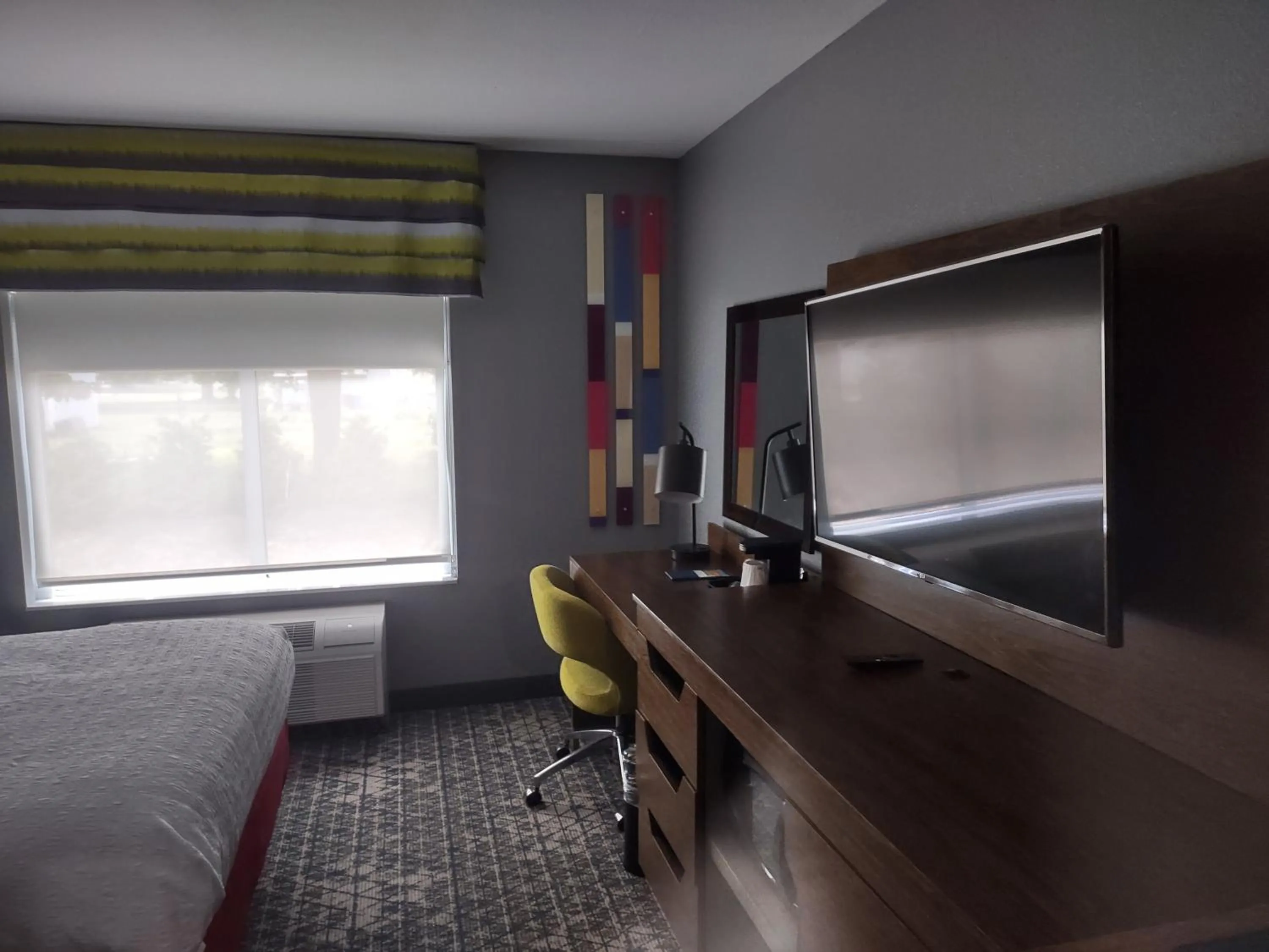 TV and multimedia, Bed in Hampton Inn & Suites Pittsburgh New Stanton PA