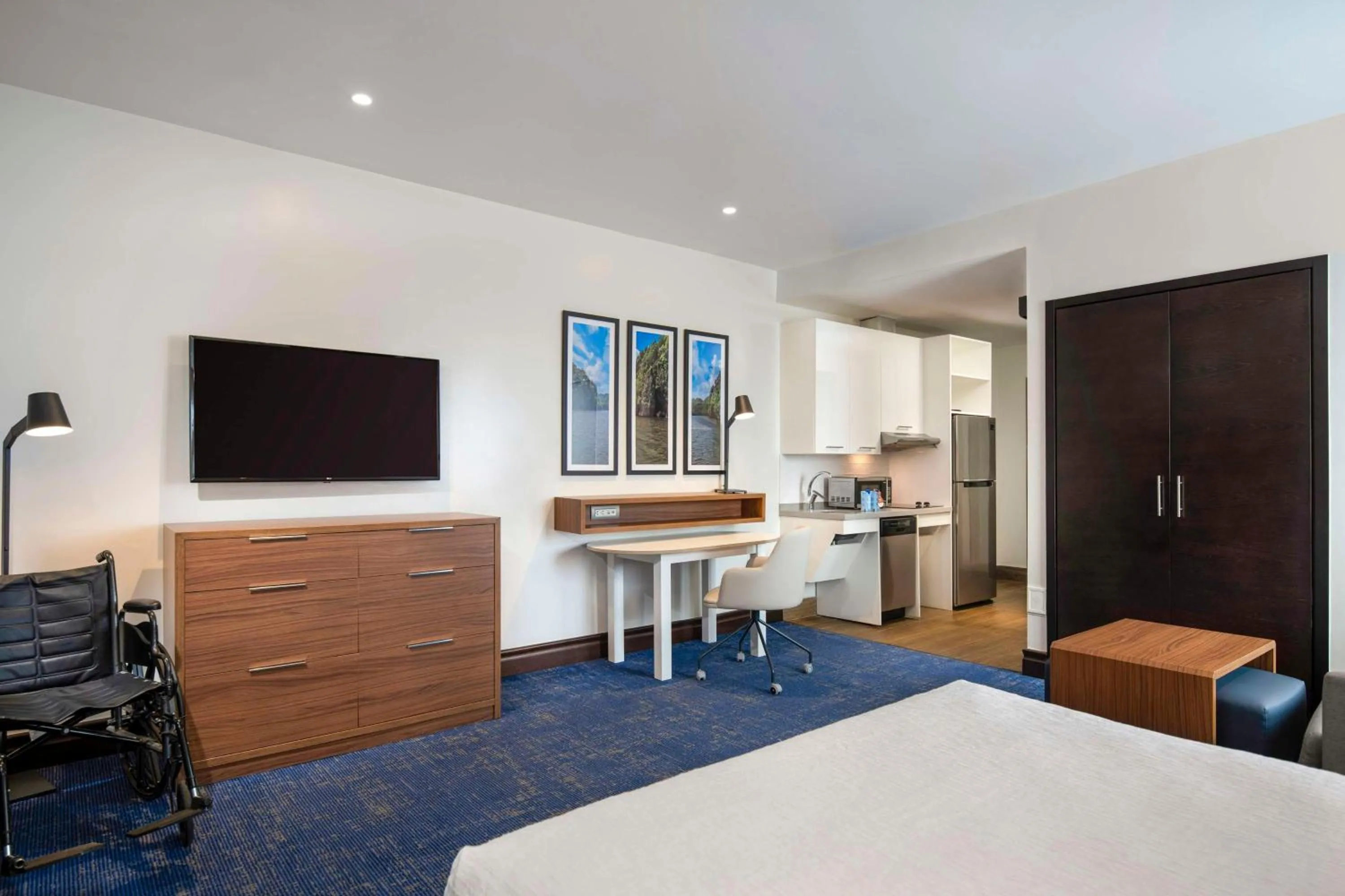 Kitchen or kitchenette, Bed in Homewood Suites By Hilton Santo Domingo