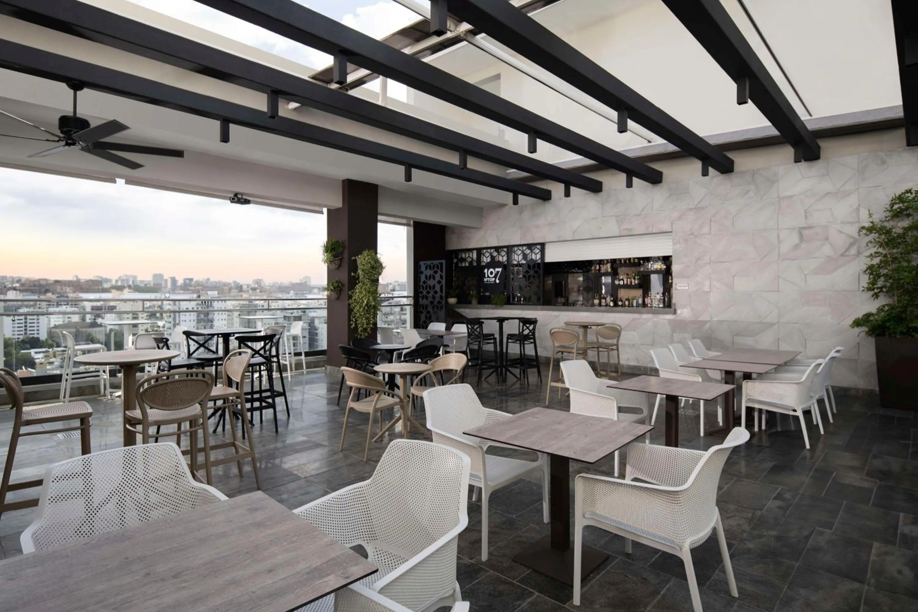 Lounge or bar in Homewood Suites By Hilton Santo Domingo