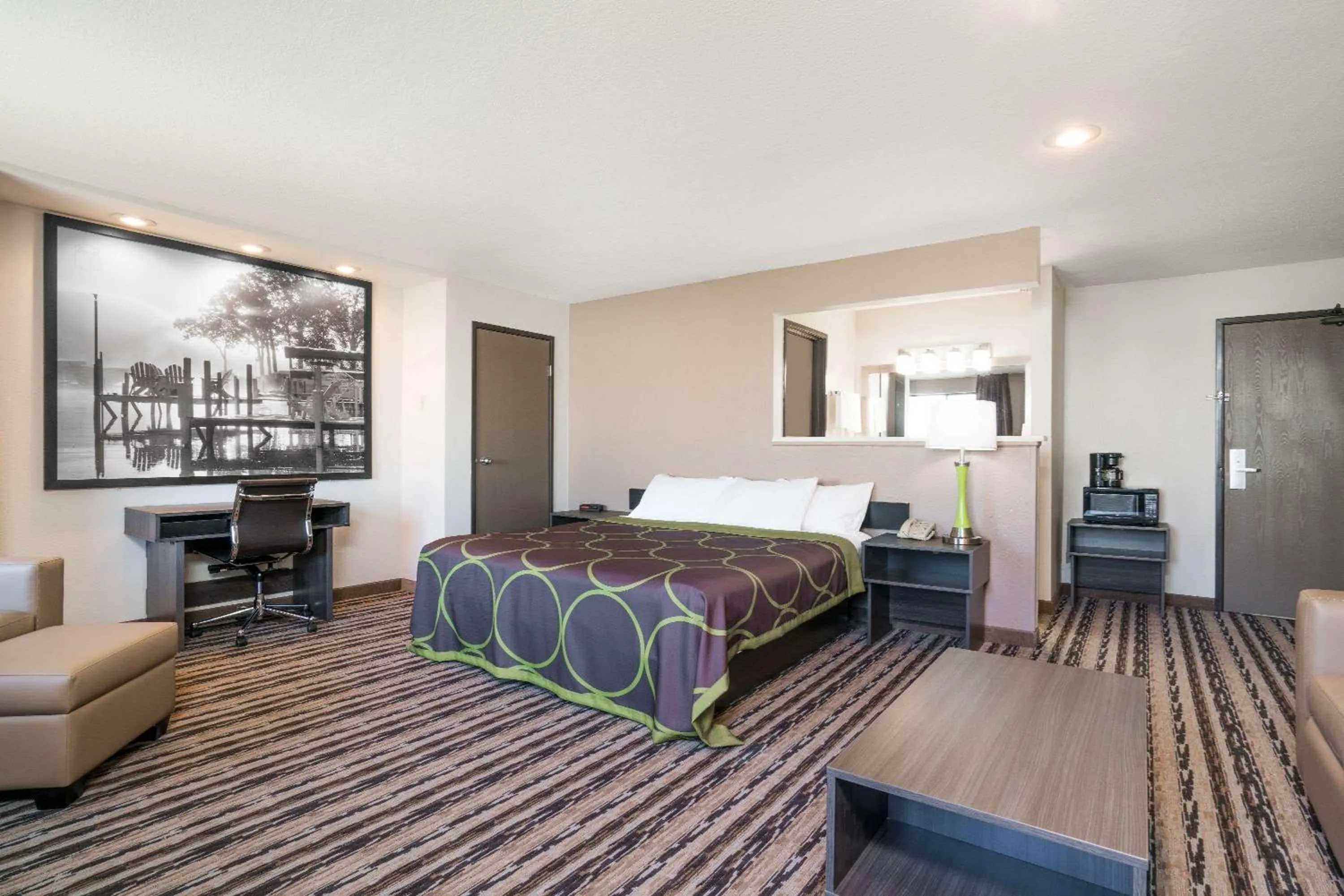 Photo of the whole room, Bed in Super 8 by Wyndham Spirit Lake/Okoboji