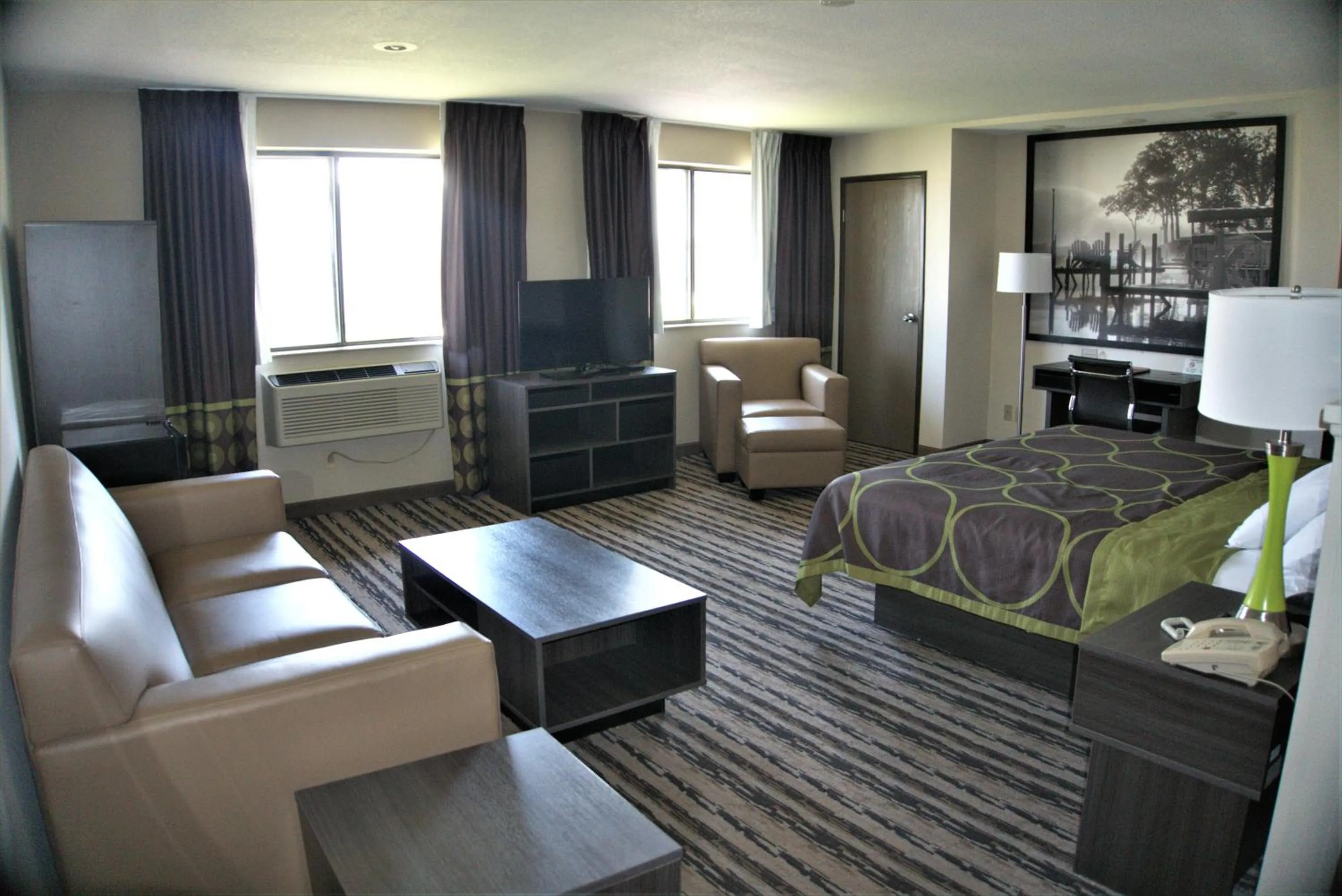 Photo of the whole room, Bed in Super 8 by Wyndham Spirit Lake/Okoboji