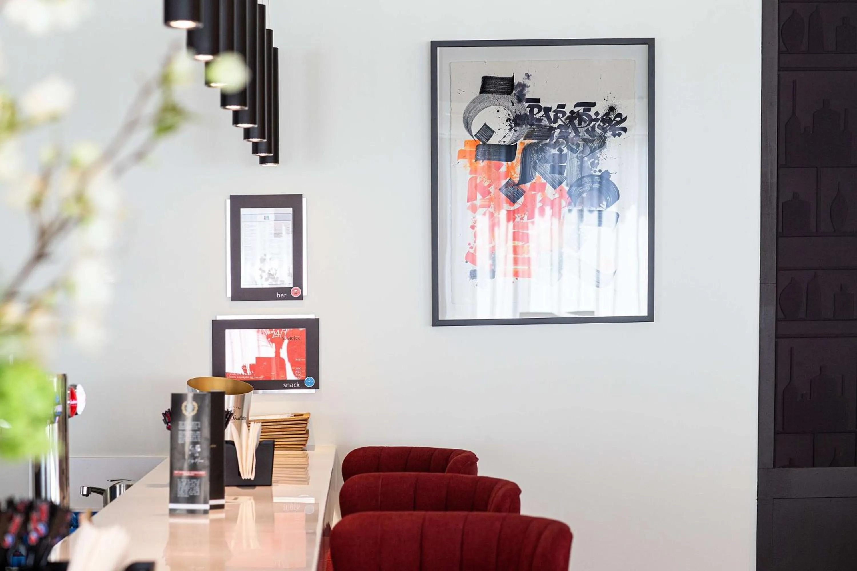 Lounge or bar in Hampton By Hilton Toulouse Airport