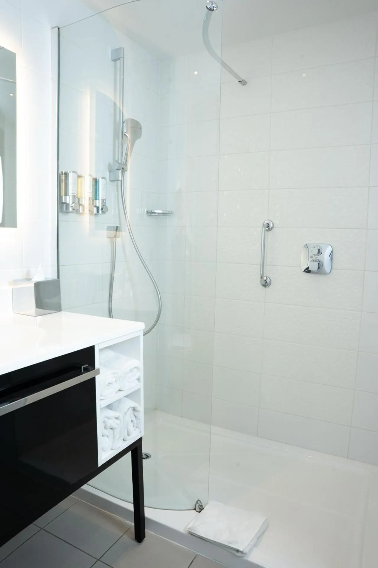 Shower in OSKO Hôtel Toulouse Aéroport