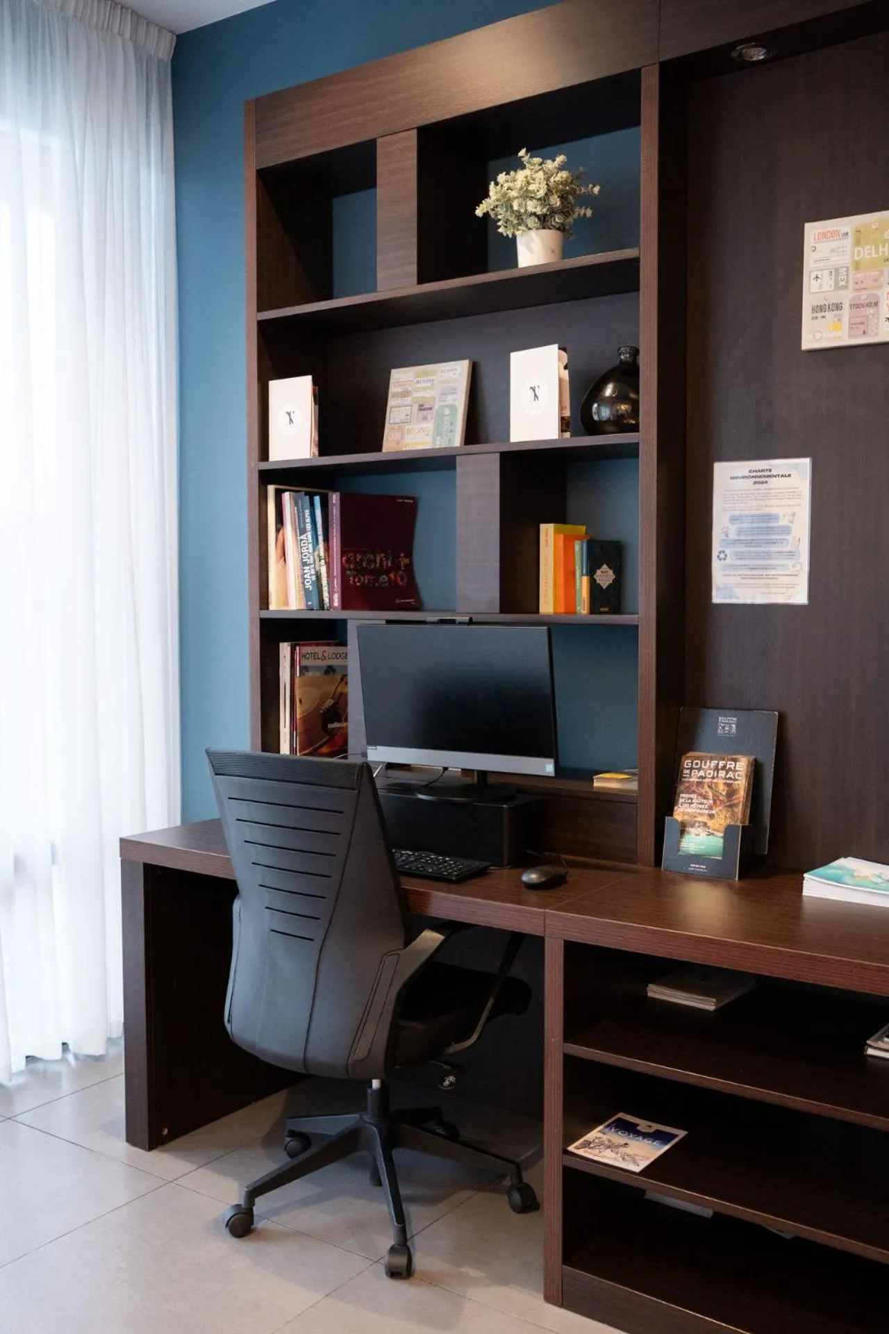 Library in OSKO Hôtel Toulouse Aéroport