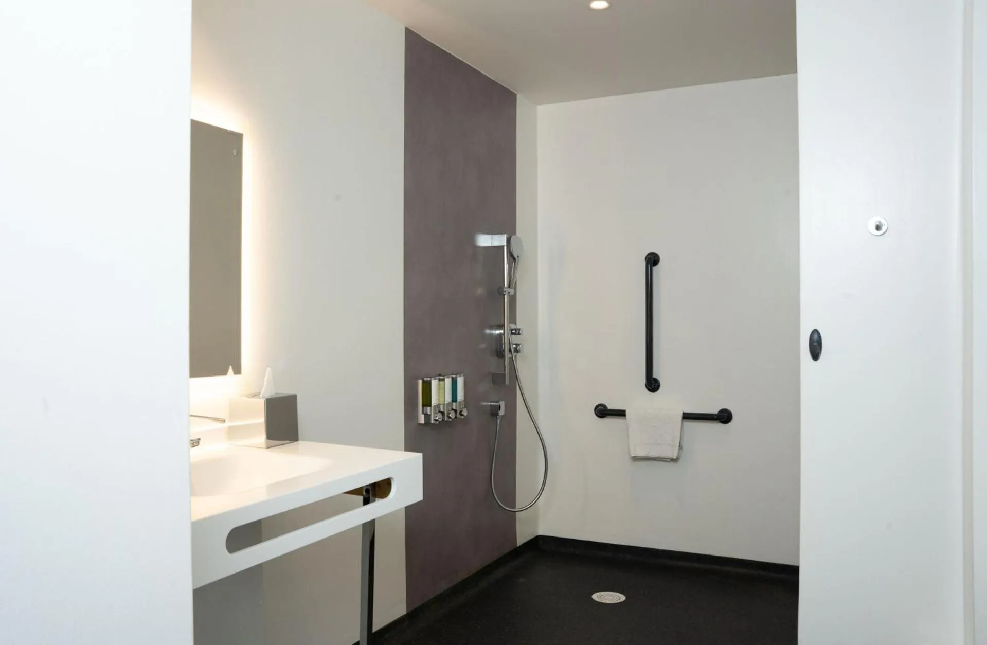 Shower in OSKO Hôtel Toulouse Aéroport