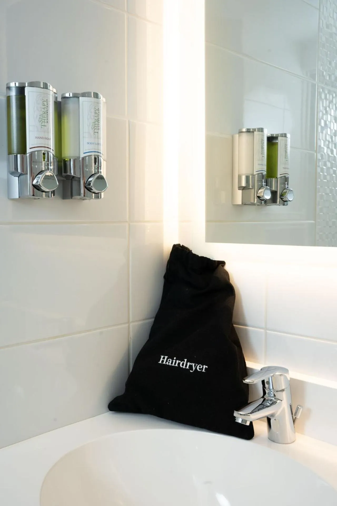 Shower, Bed in OSKO Hôtel Toulouse Aéroport