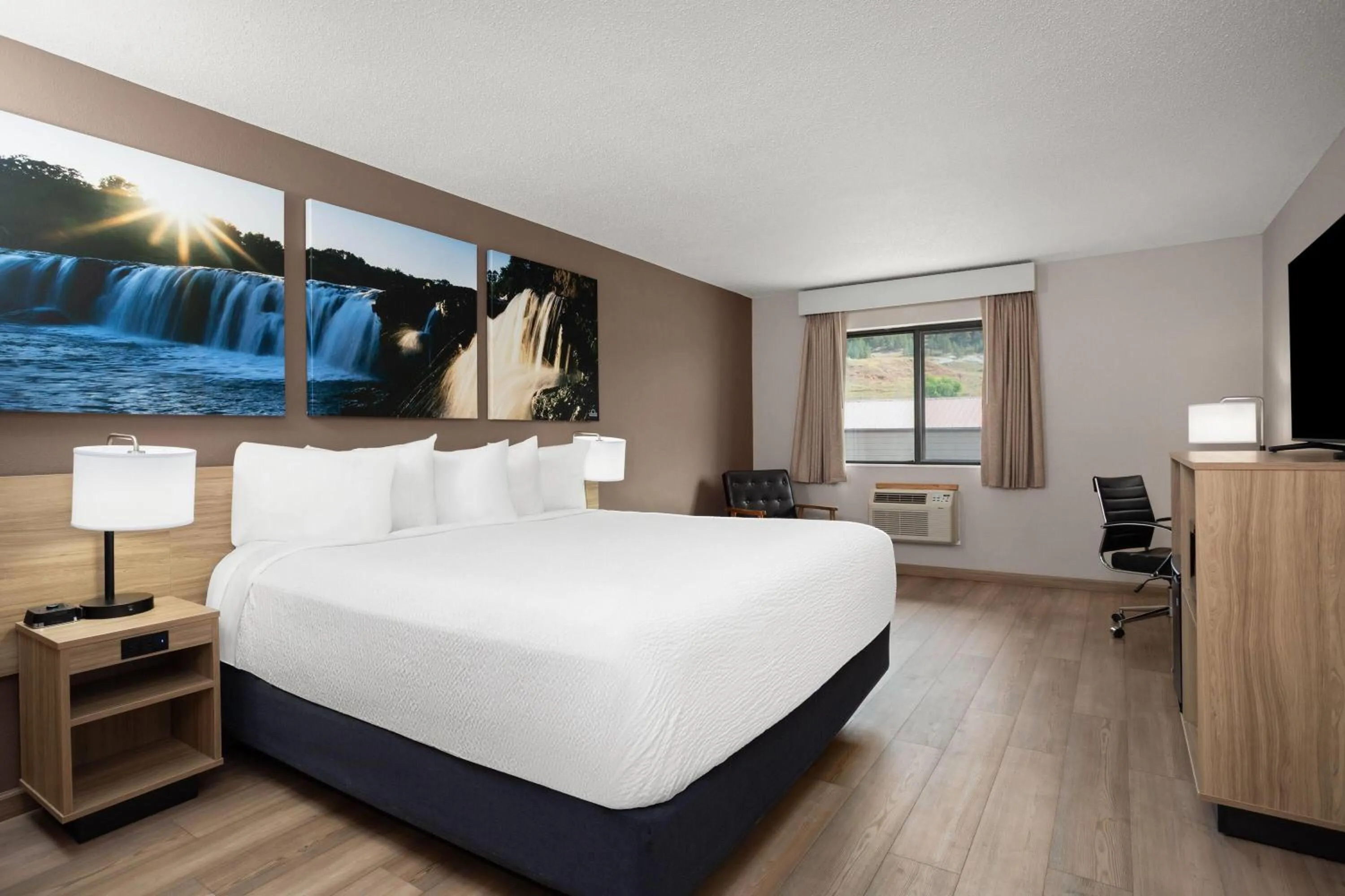 Photo of the whole room, Bed in Days Inn by Wyndham Spearfish