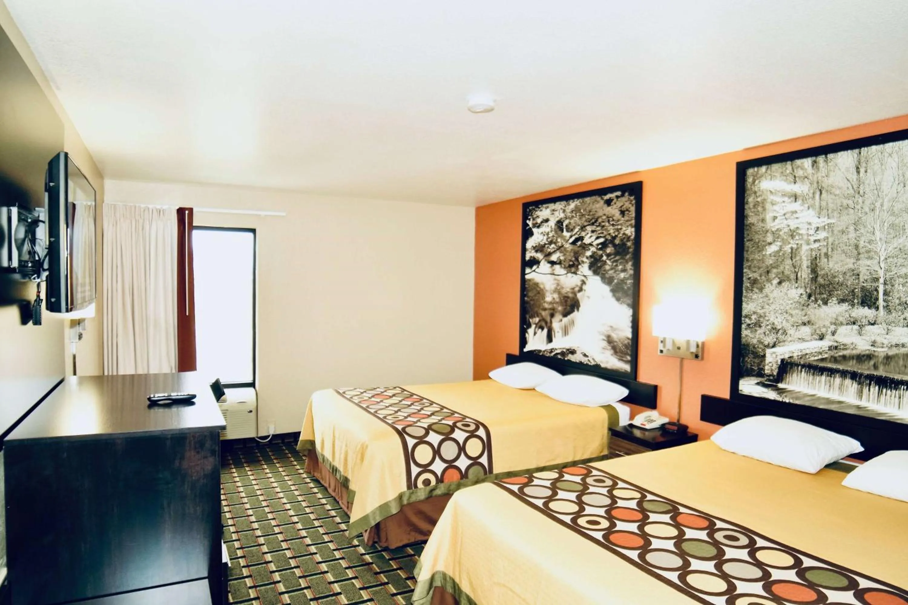 Photo of the whole room, Bed in Super 8 by Wyndham Crossville TN