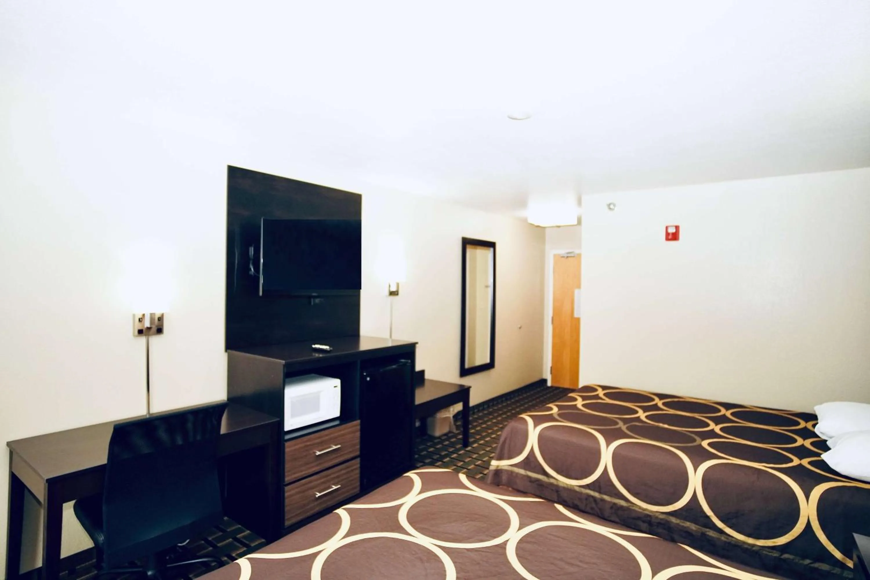 Photo of the whole room, Bed in Super 8 by Wyndham Crossville TN