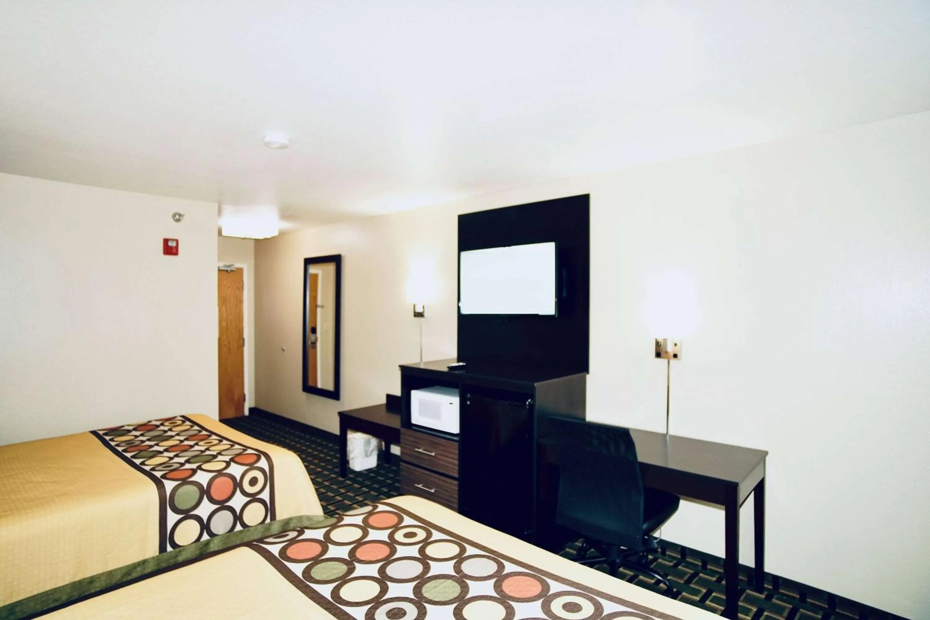 Photo of the whole room, Bed in Super 8 by Wyndham Crossville TN