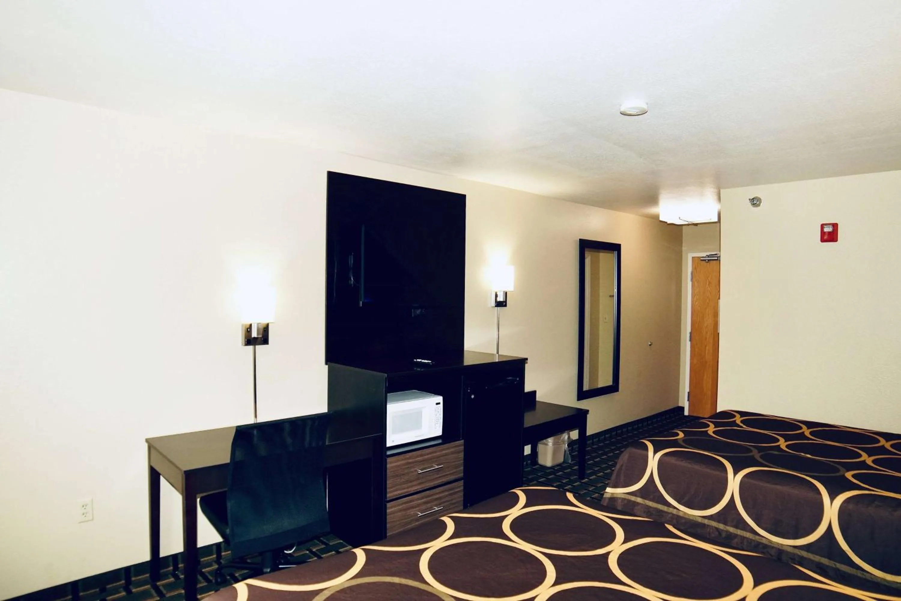 Photo of the whole room, Bed in Super 8 by Wyndham Crossville TN