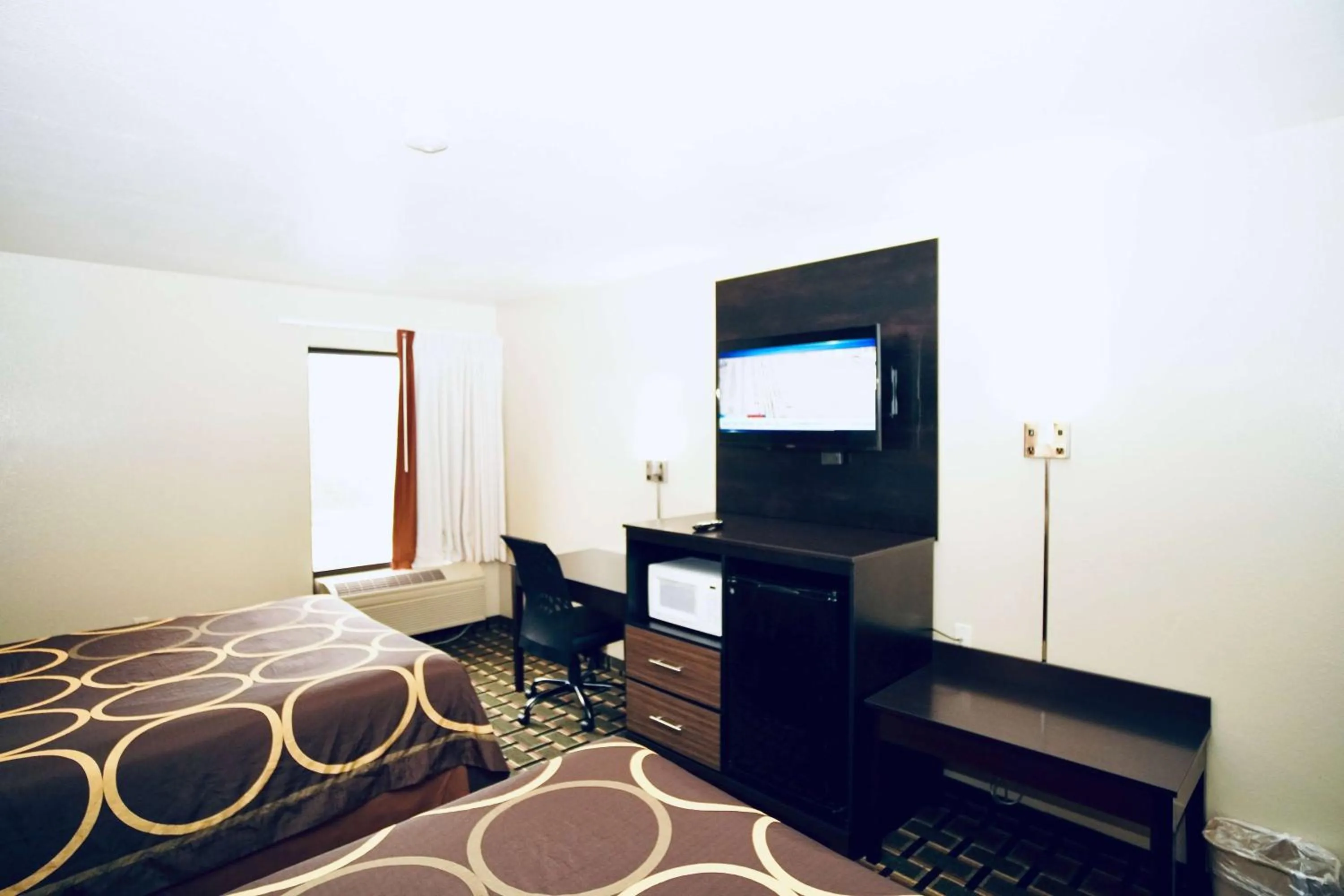 Photo of the whole room, Bed in Super 8 by Wyndham Crossville TN