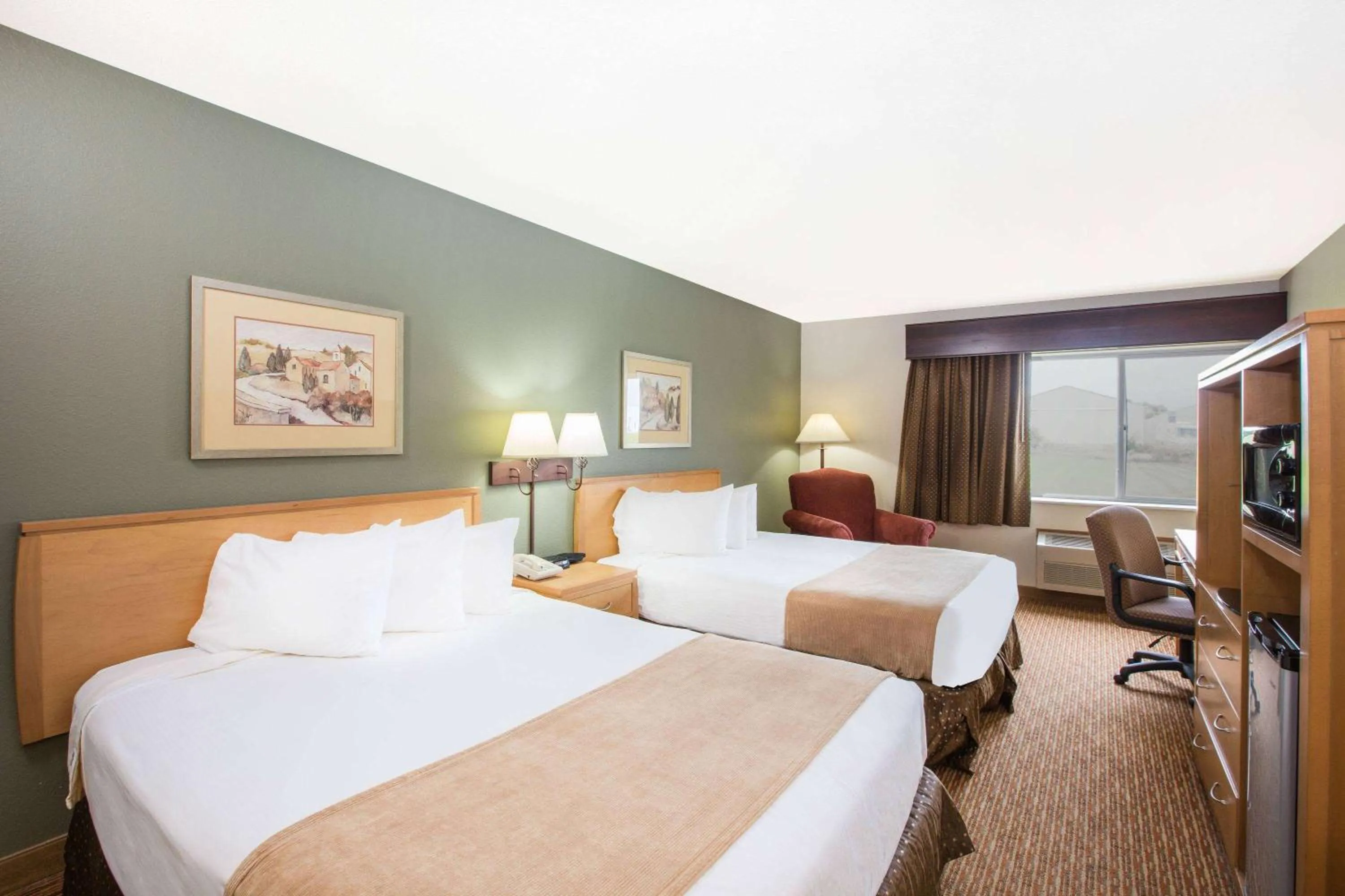 Photo of the whole room, Bed in Ramada by Wyndham Spirit Lake/Okoboji