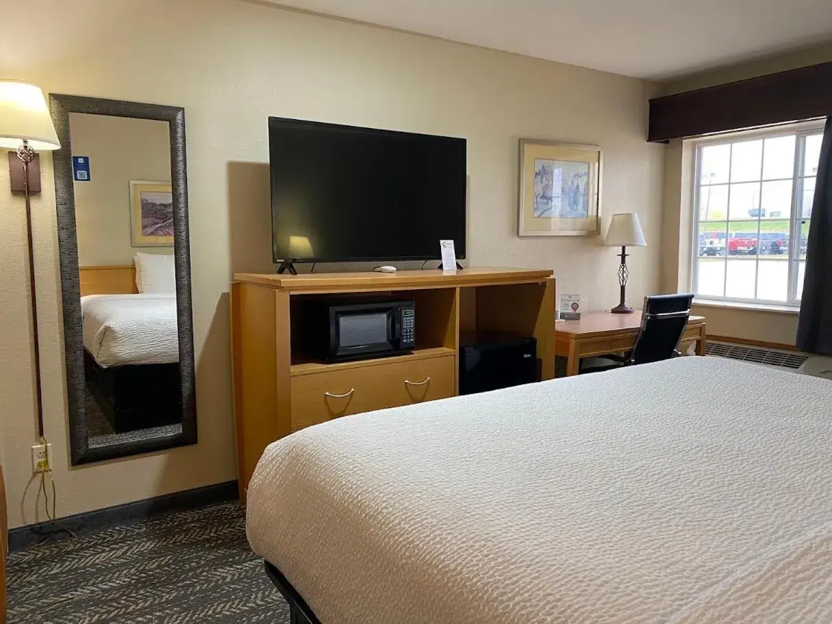 1 King Bed, Mobility Accessible Room, Bathtub w/ Grab Bars, Non-Smoking in Ramada by Wyndham Spirit Lake/Okoboji 1 King Bed, Mobility Accessible Room, Bathtub w/ Grab Bars, Non-Smoking in Ramada by Wyndham Spirit Lake/Okoboji