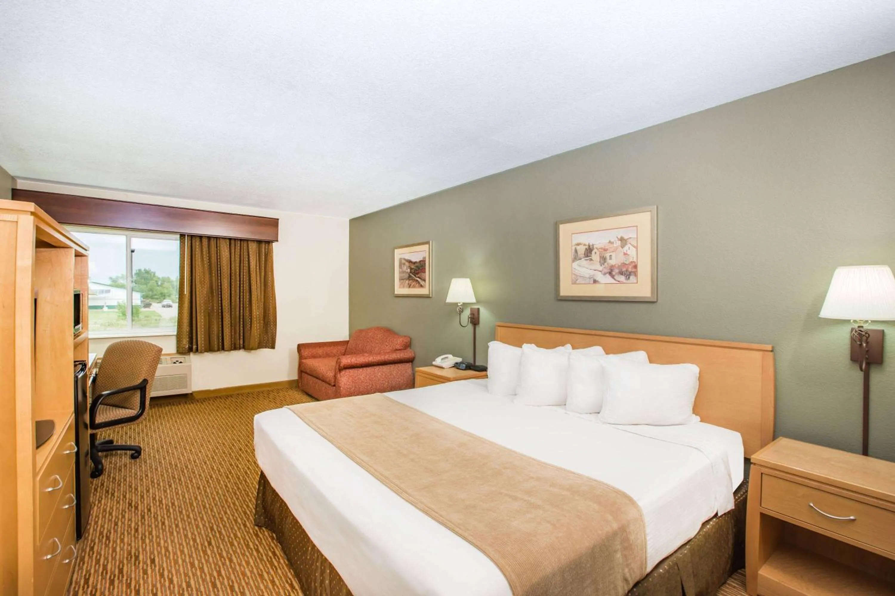 Photo of the whole room, Bed in Ramada by Wyndham Spirit Lake/Okoboji