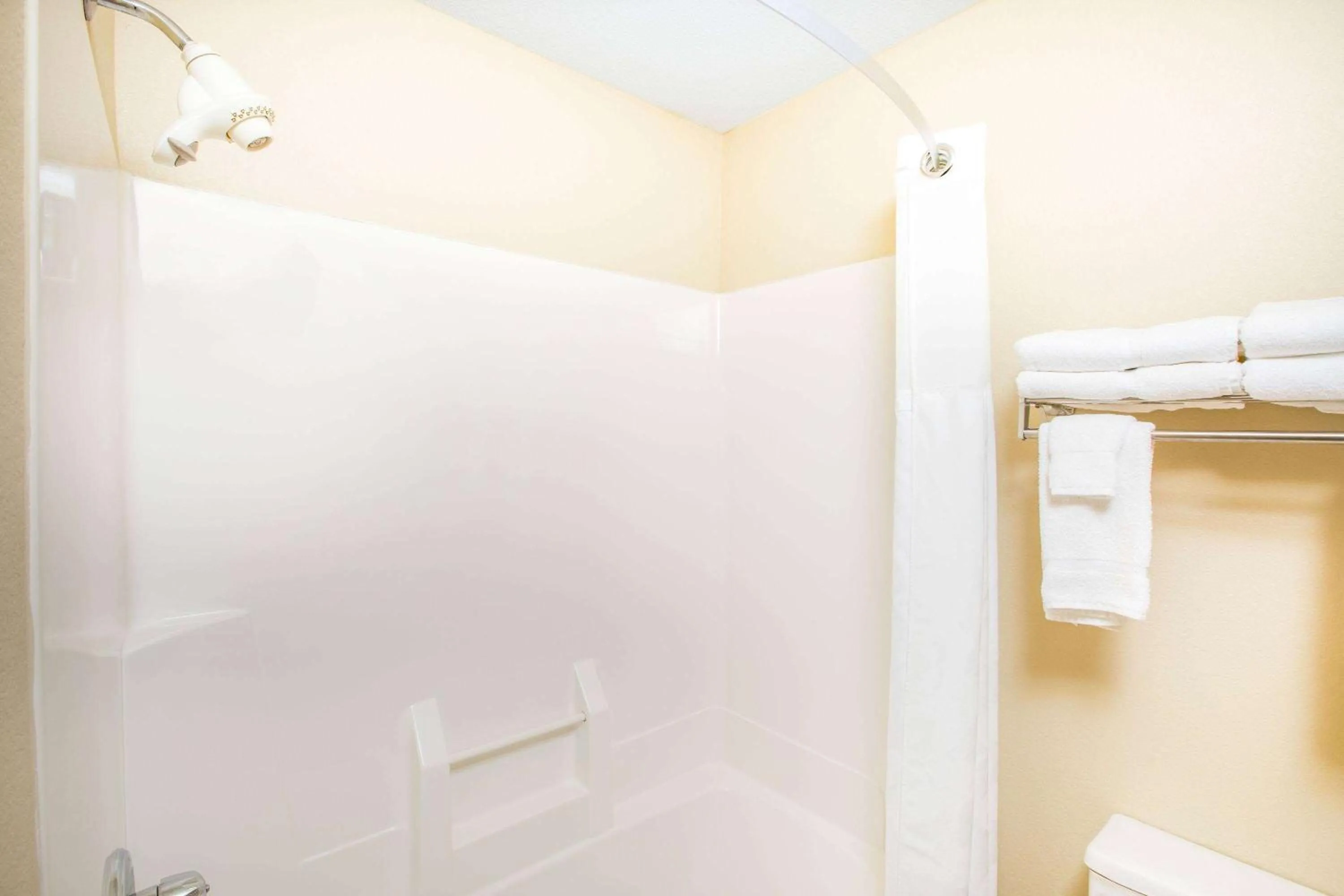 TV and multimedia in Ramada by Wyndham Spirit Lake/Okoboji